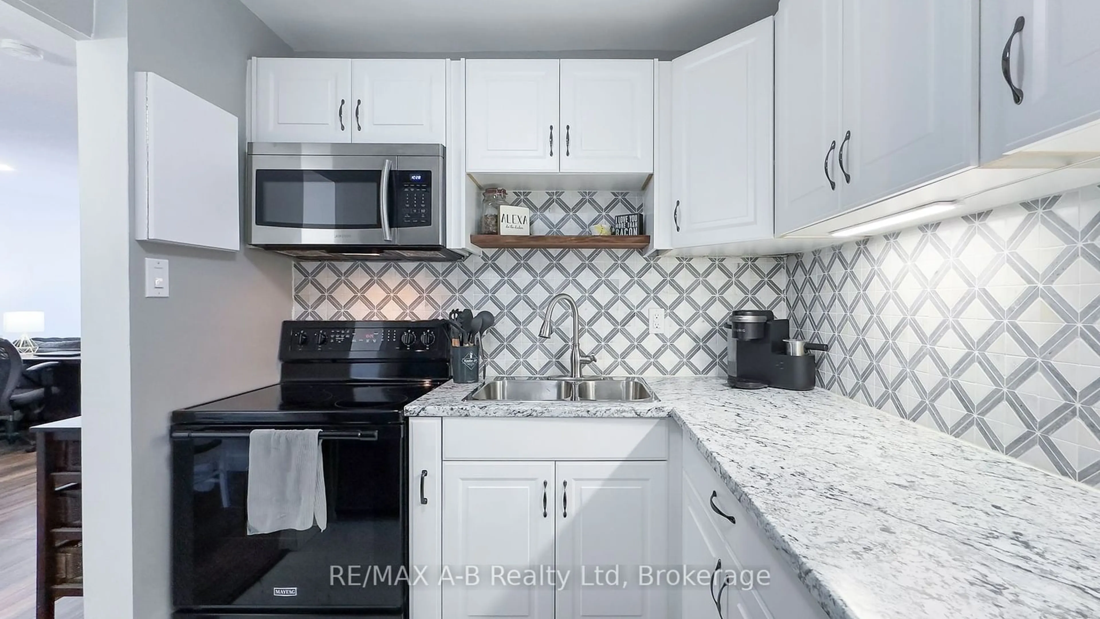 Standard kitchen, ceramic/tile floor for 583 Mornington Ave #1005, London Ontario N5Y 3E9