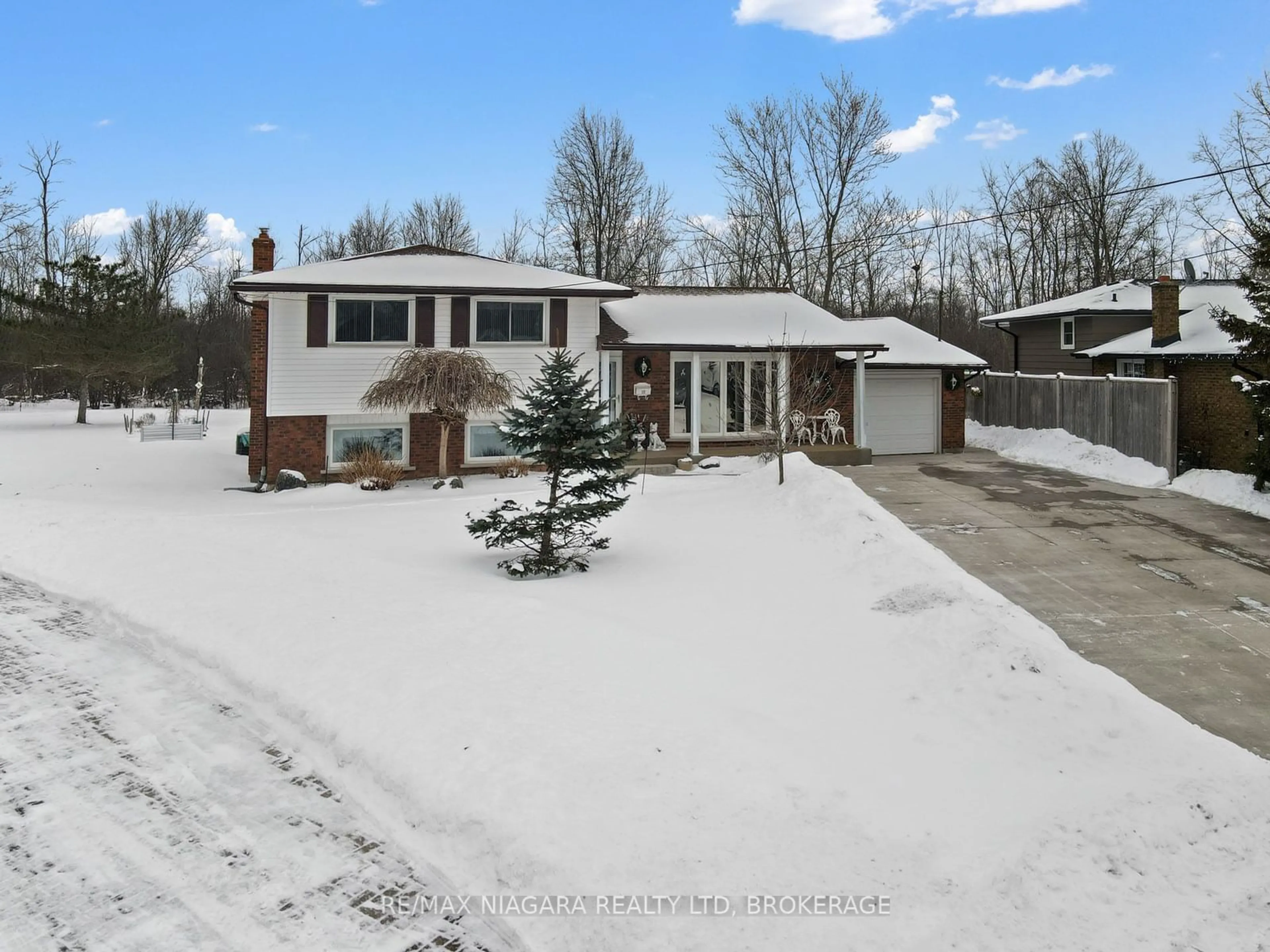 A pic from outside/outdoor area/front of a property/back of a property/a pic from drone, street for 18 Englewood Crt, Fort Erie Ontario L2A 5X5