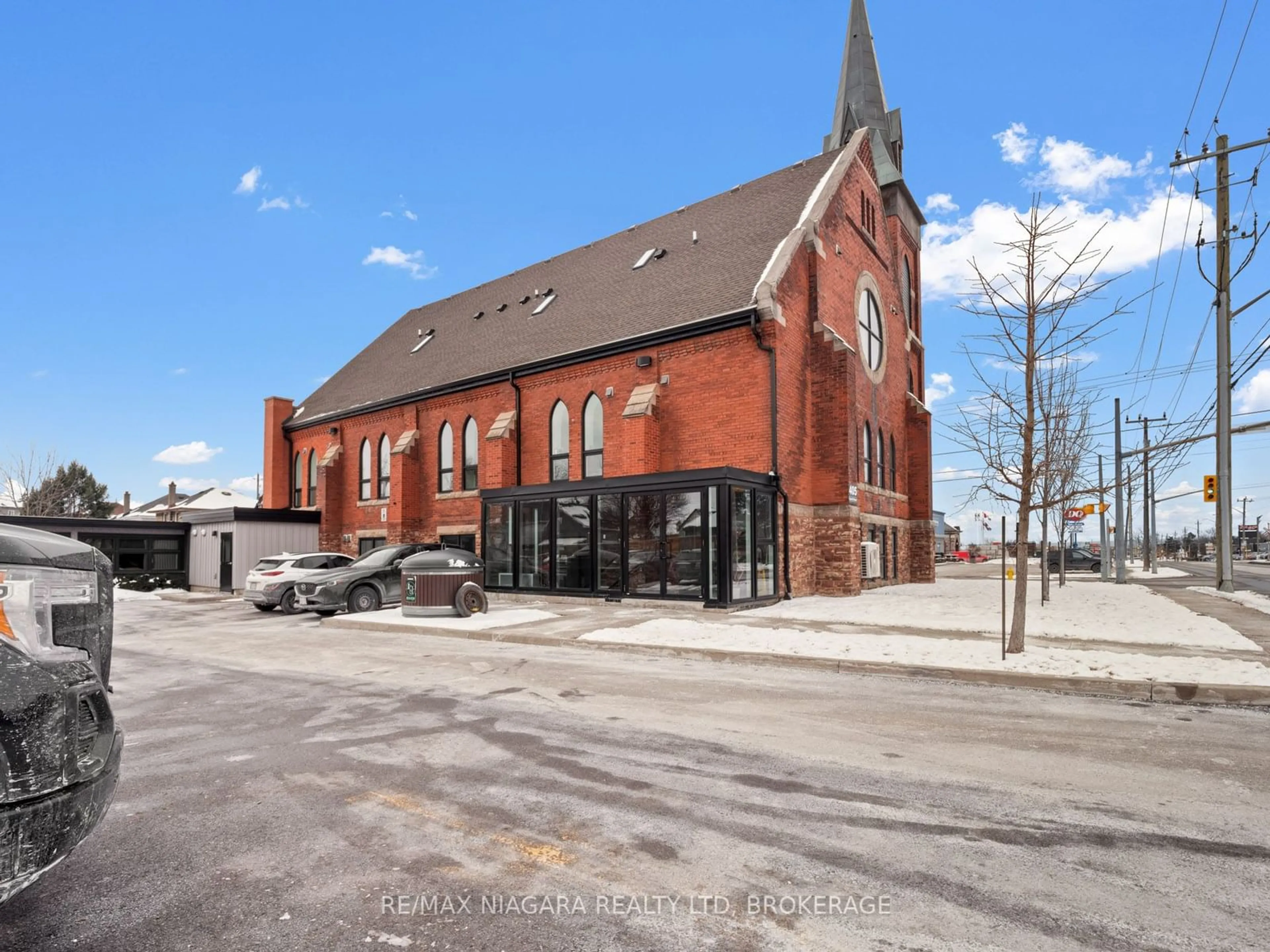 A pic from outside/outdoor area/front of a property/back of a property/a pic from drone, building for 405 Merritt St #11, St. Catharines Ontario L2P 1P5