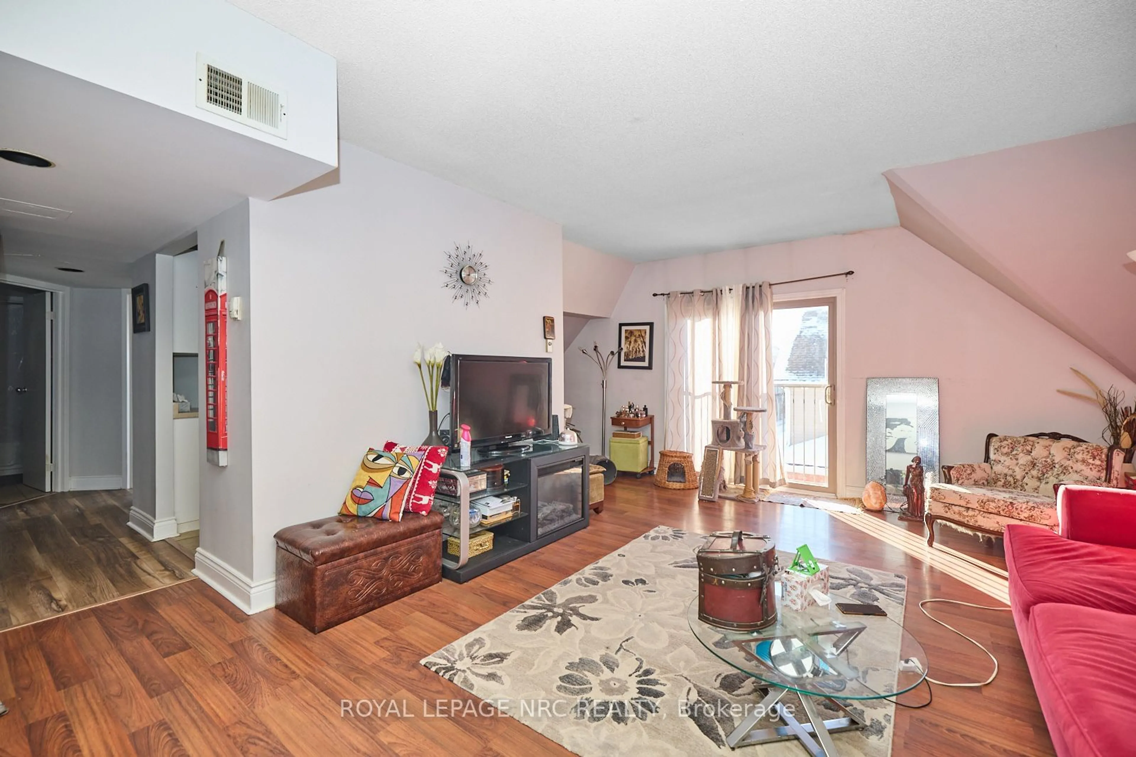 Living room with furniture, unknown for 4872 Valley Way #302, Niagara Falls Ontario L2E 1W3