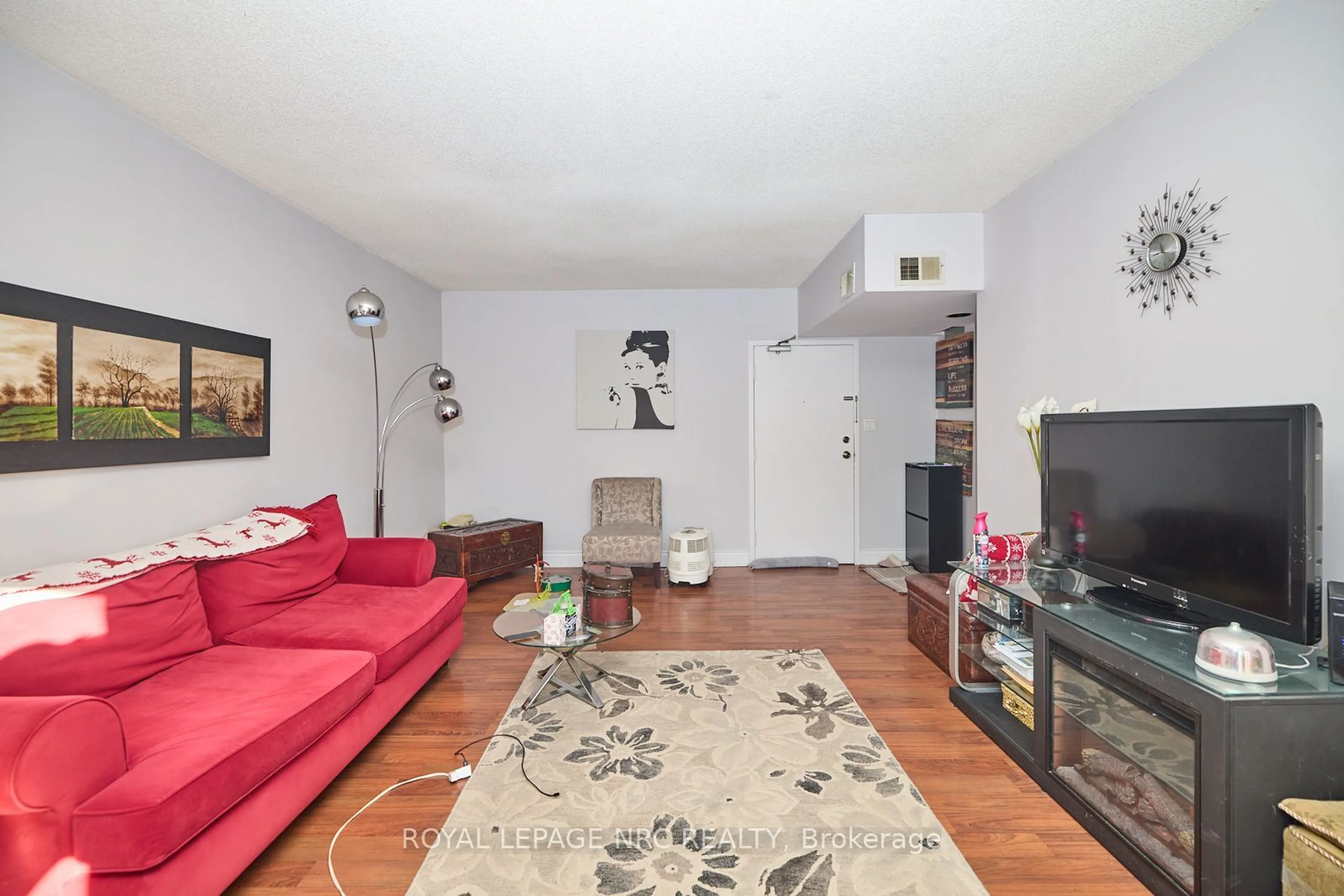 Living room with furniture, unknown for 4872 Valley Way #302, Niagara Falls Ontario L2E 1W3