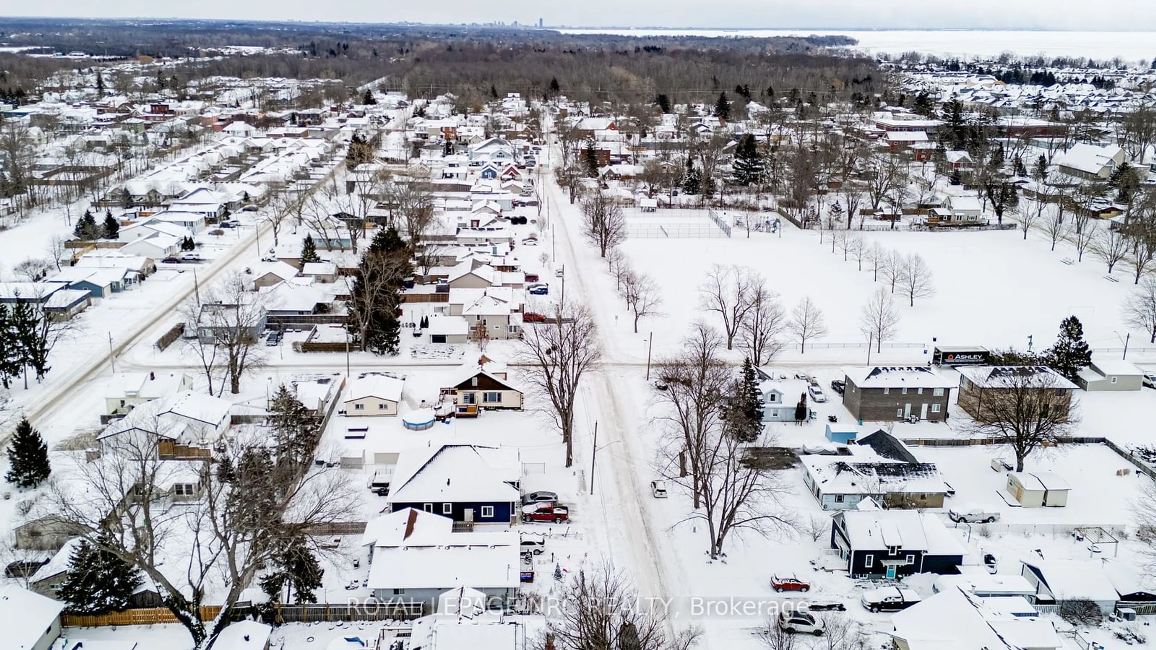 A pic from outside/outdoor area/front of a property/back of a property/a pic from drone, street for 3818 Elm St, Fort Erie Ontario L0S 1N0