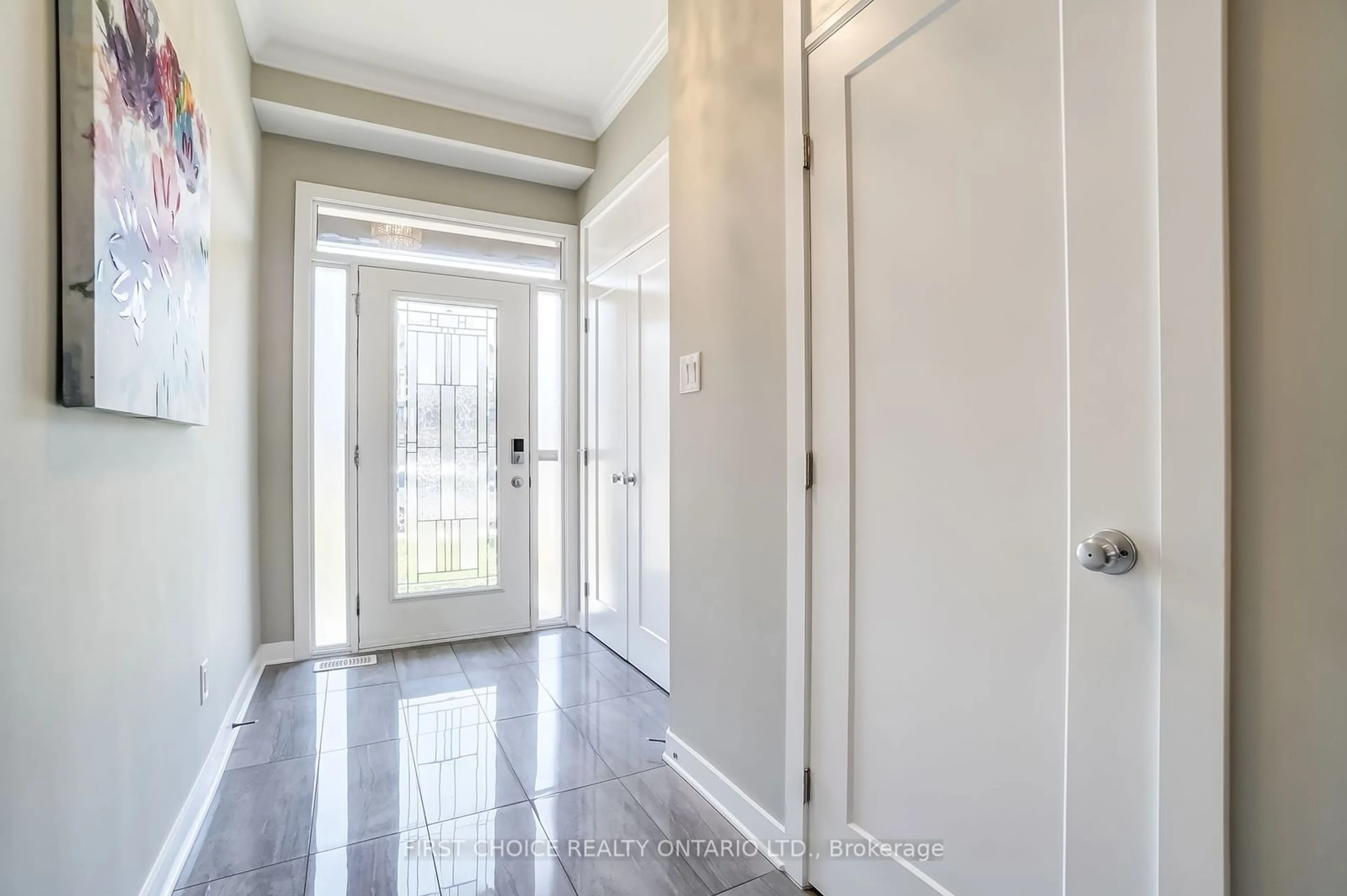 Indoor entryway for 271 Avro Circ, Manor Park - Cardinal Glen and Area Ontario K1K 3X7