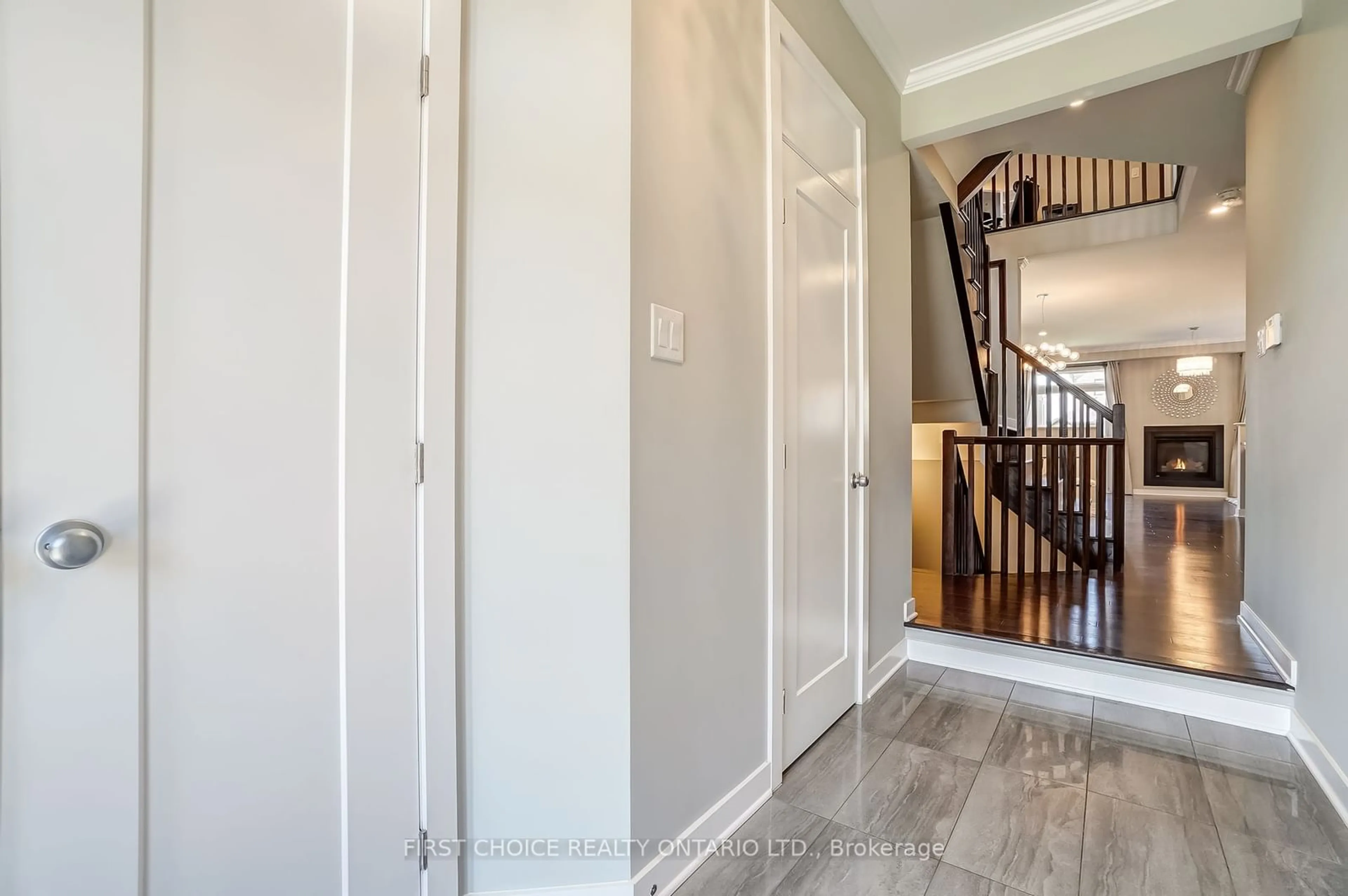 Indoor entryway for 271 Avro Circ, Manor Park - Cardinal Glen and Area Ontario K1K 3X7