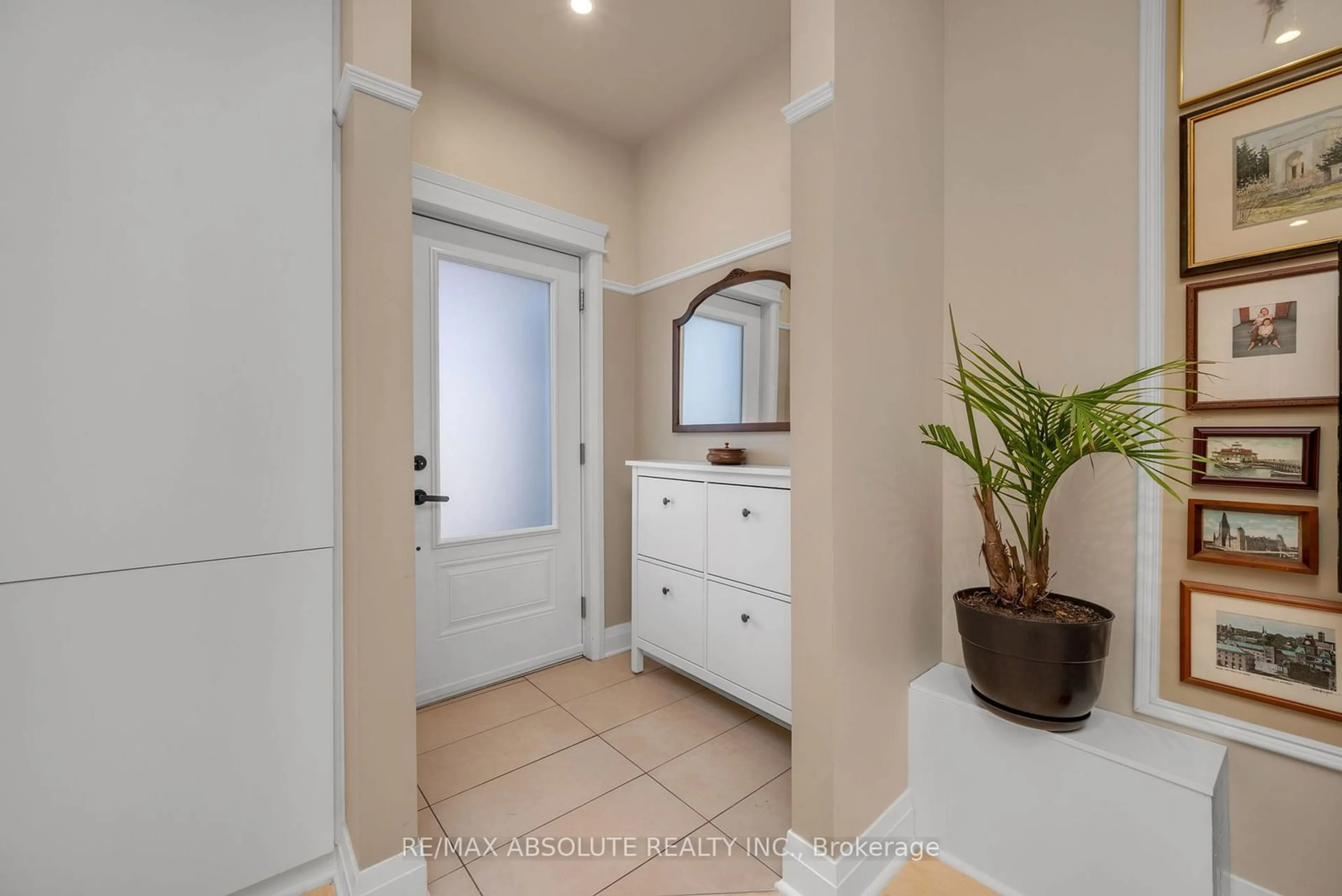 Indoor entryway for 238A Britannia Rd, Britannia - Lincoln Heights and Area Ontario K2B 5X2