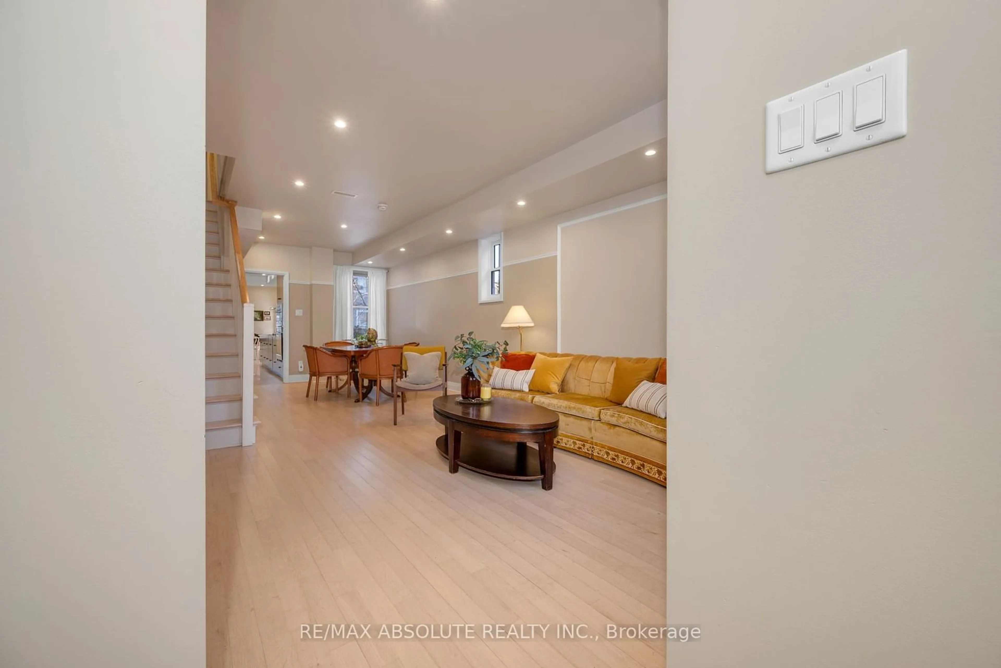 Indoor foyer for 238A Britannia Rd, Britannia - Lincoln Heights and Area Ontario K2B 5X2