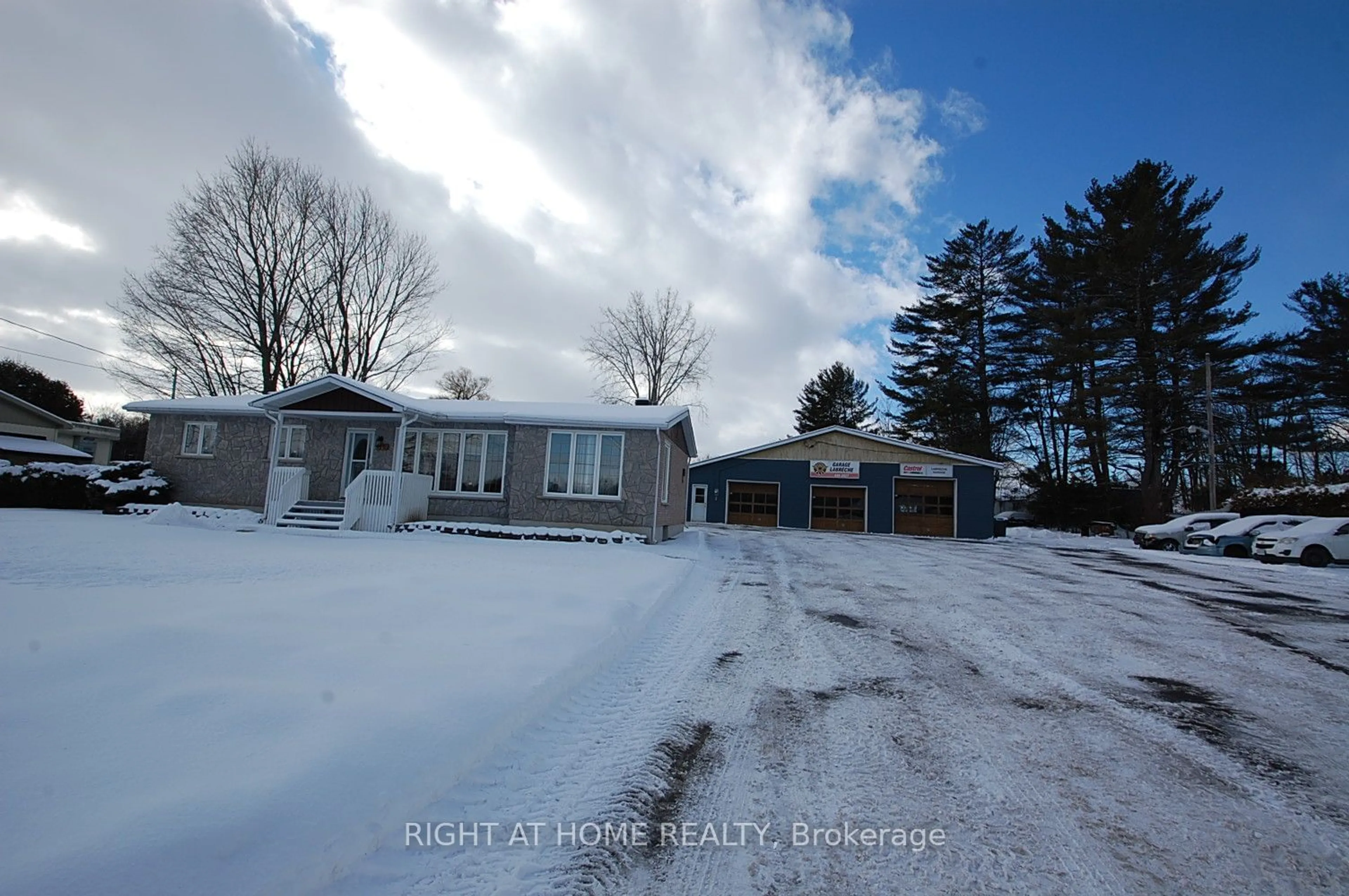 A pic from outside/outdoor area/front of a property/back of a property/a pic from drone, street for 312 Ramage Rd, Clarence-Rockland Ontario K4K 1K7