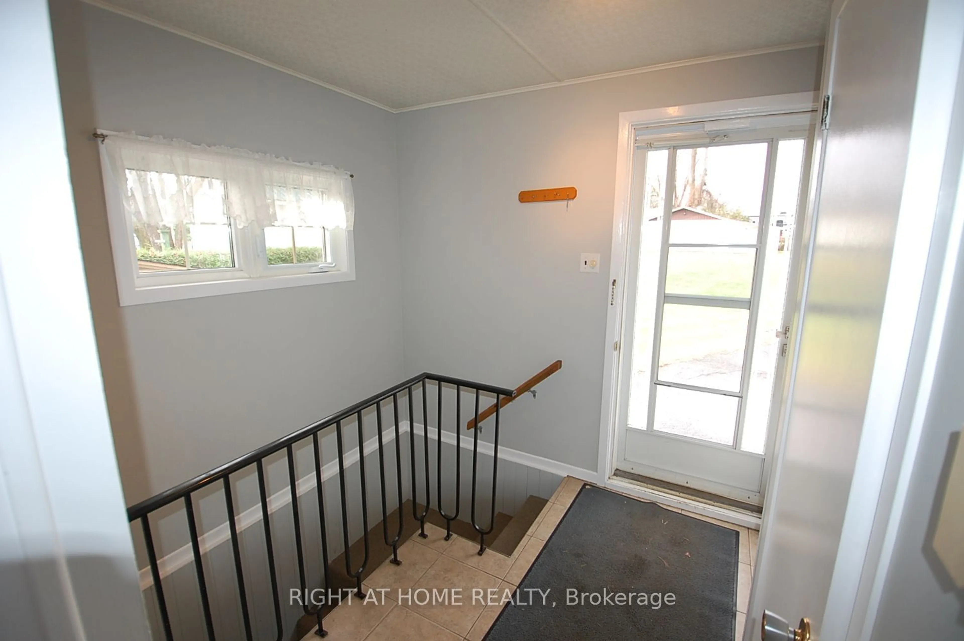 Indoor entryway for 312 Ramage Rd, Clarence-Rockland Ontario K4K 1K7