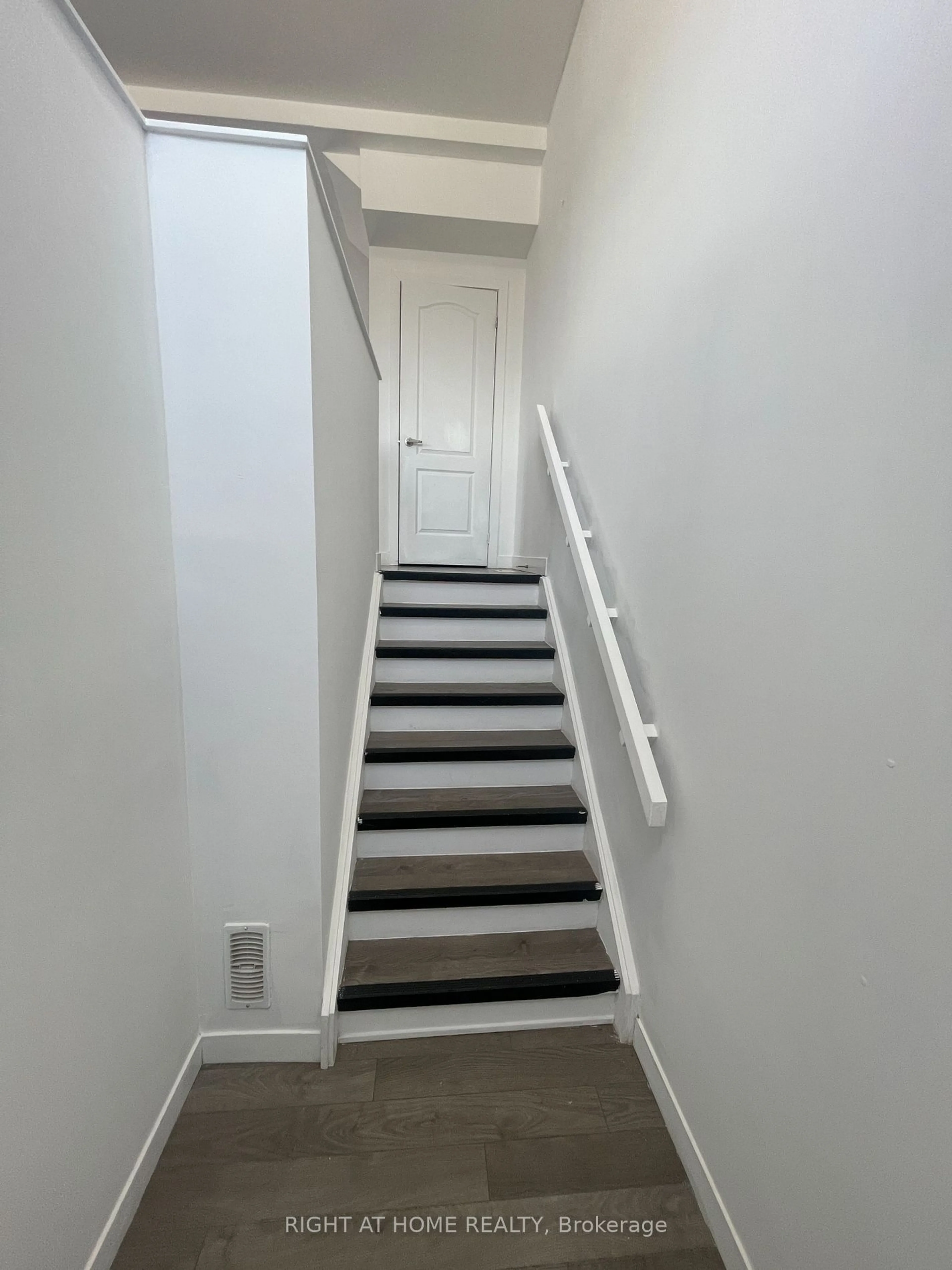 Stairs for 23 DENISTOUN St, Welland Ontario L3C 1T9