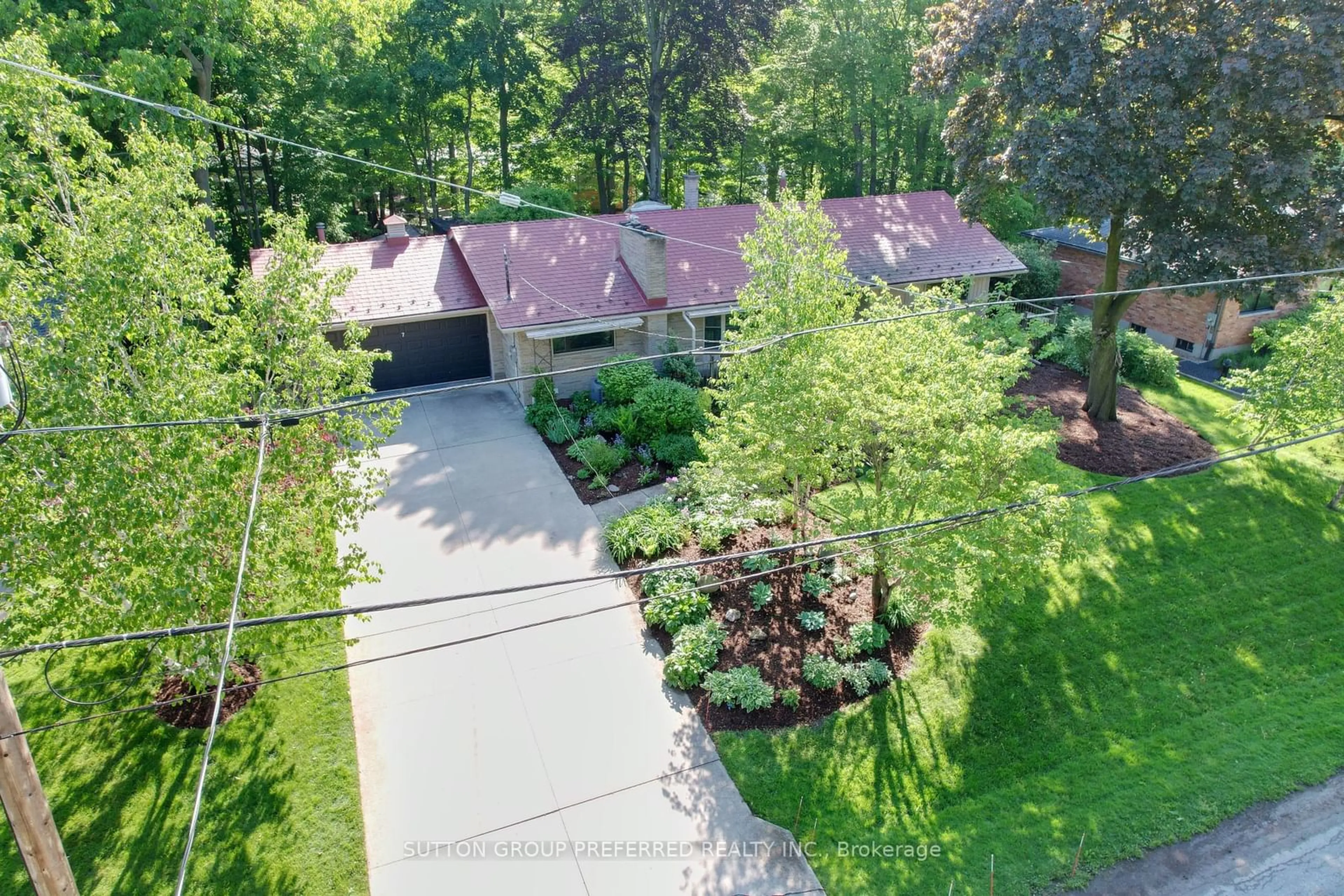 A pic from outside/outdoor area/front of a property/back of a property/a pic from drone, street for 7 Metamora Cres, London Ontario N6G 1R2