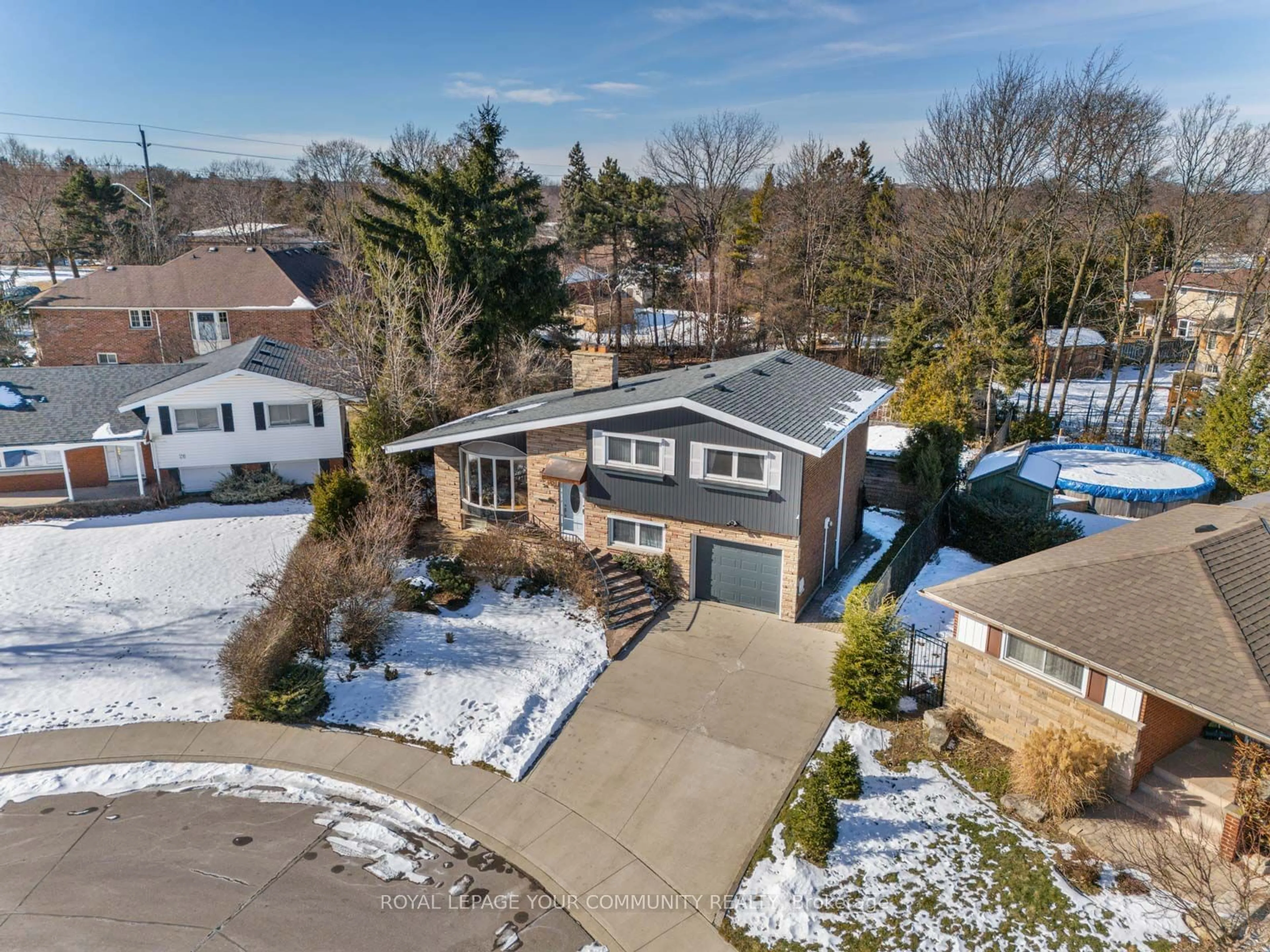 A pic from outside/outdoor area/front of a property/back of a property/a pic from drone, street for 24 Leadale Pl, Hamilton Ontario L9C 3W7