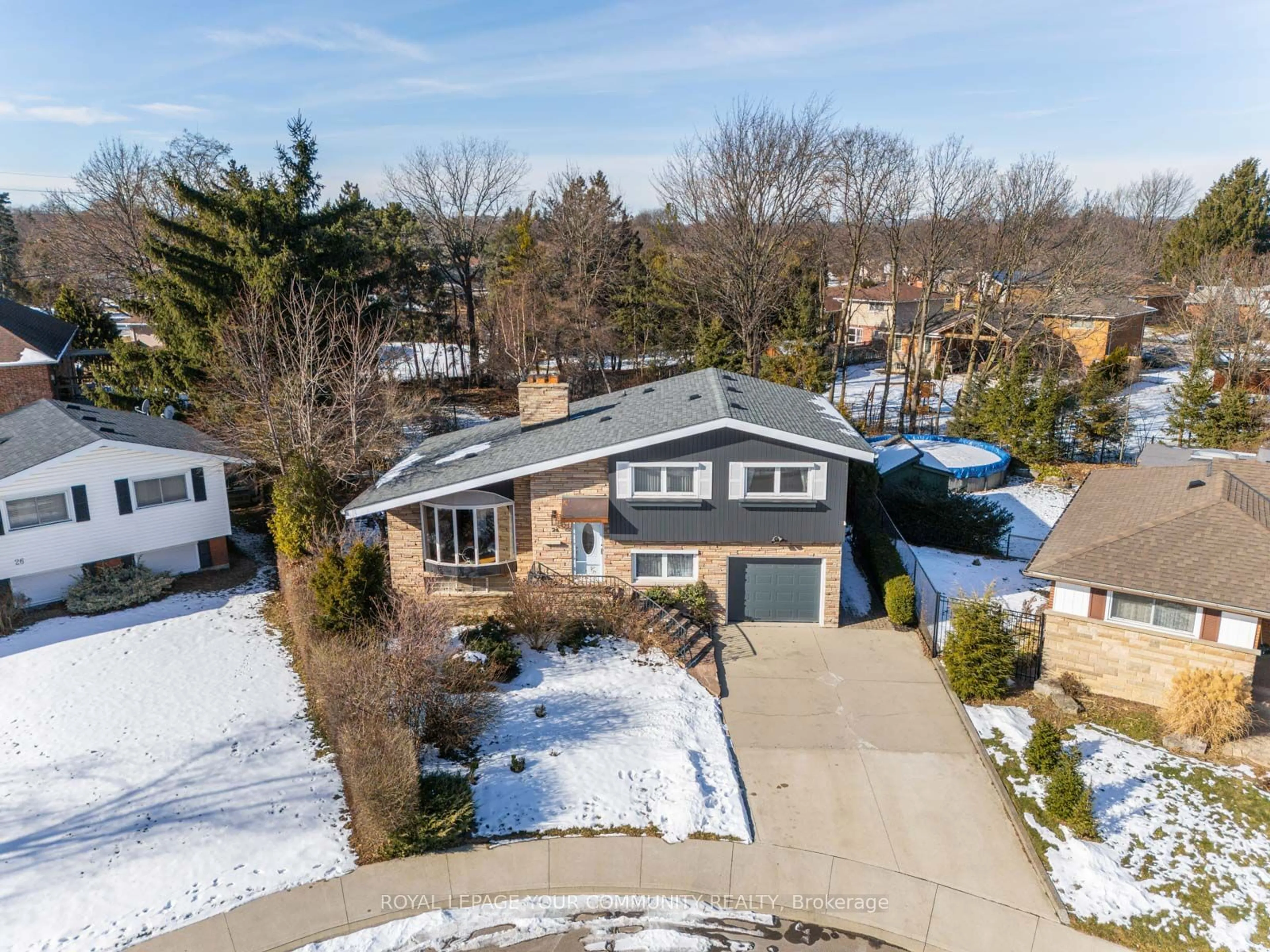 A pic from outside/outdoor area/front of a property/back of a property/a pic from drone, street for 24 Leadale Pl, Hamilton Ontario L9C 3W7