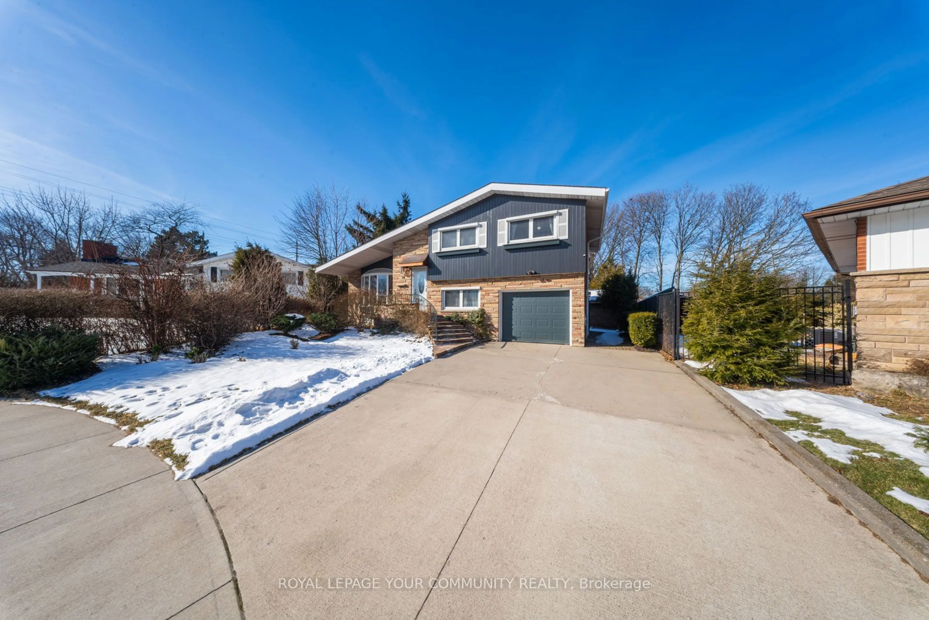 A pic from outside/outdoor area/front of a property/back of a property/a pic from drone, street for 24 Leadale Pl, Hamilton Ontario L9C 3W7