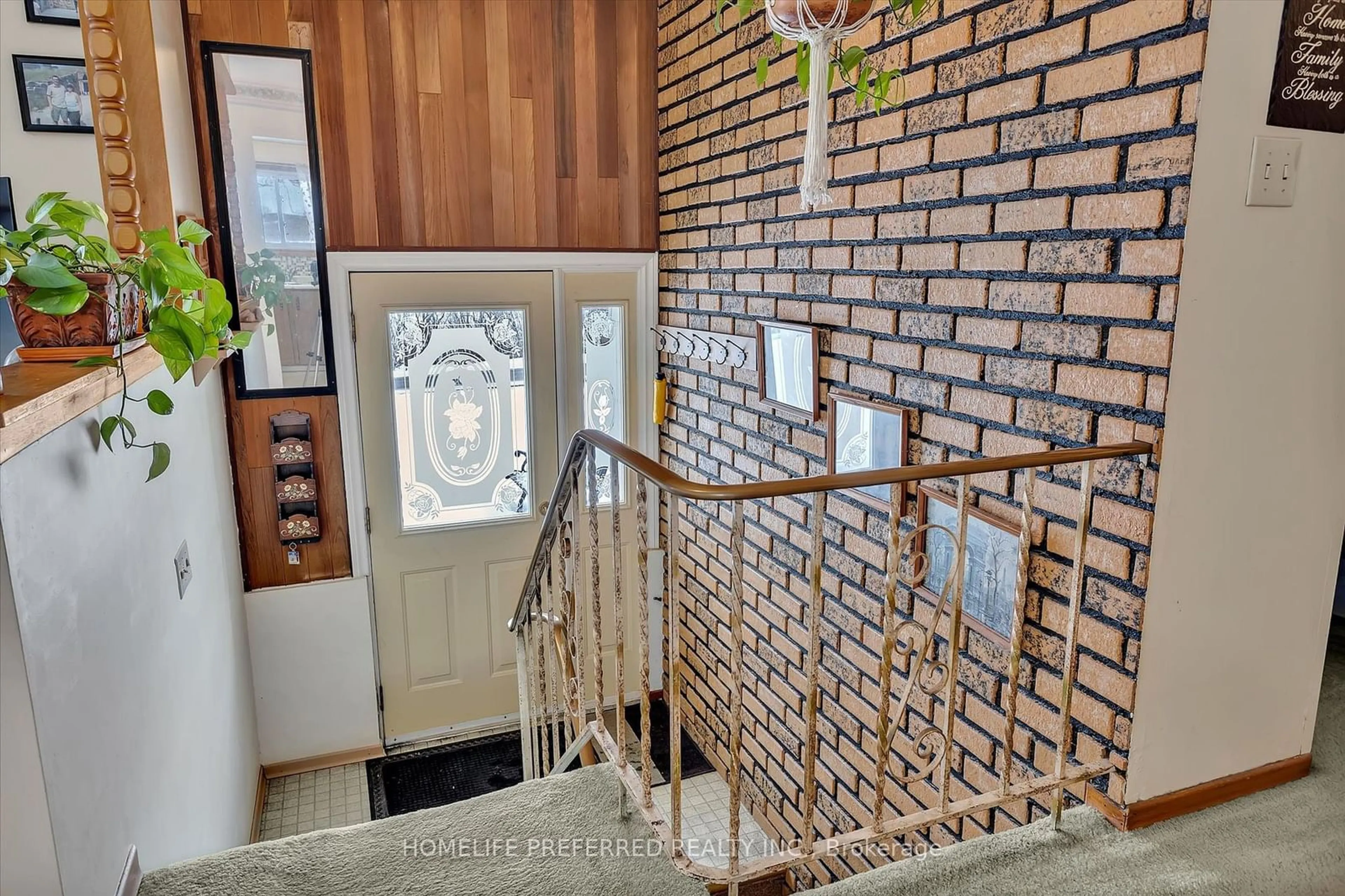 Indoor foyer for 1738 Sharpe 11th Line, Cavan Monaghan Ontario L0A 1C0