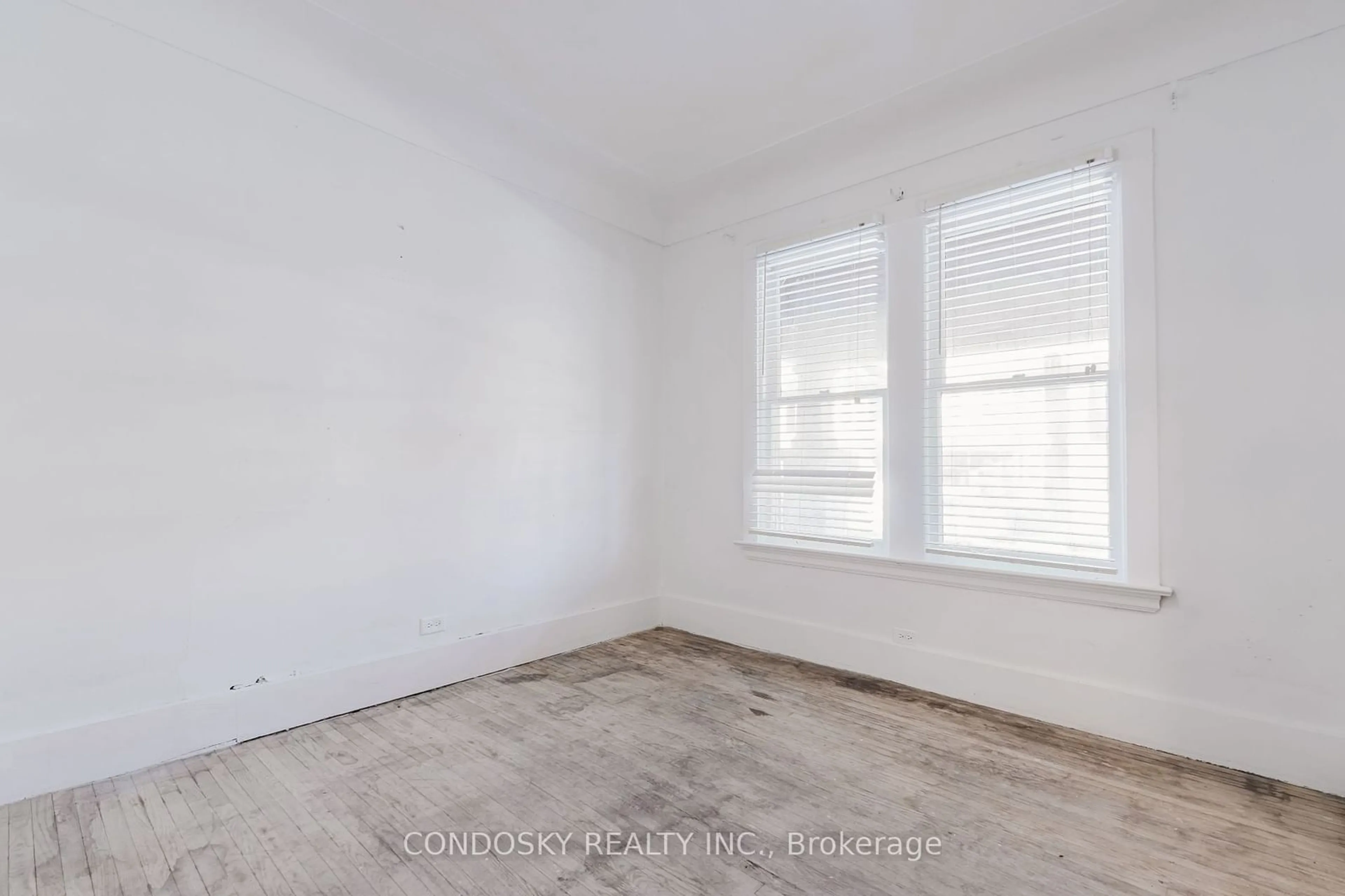 A pic of a room for 32 Cumberland Ave, Hamilton Ontario L8M 1Y7