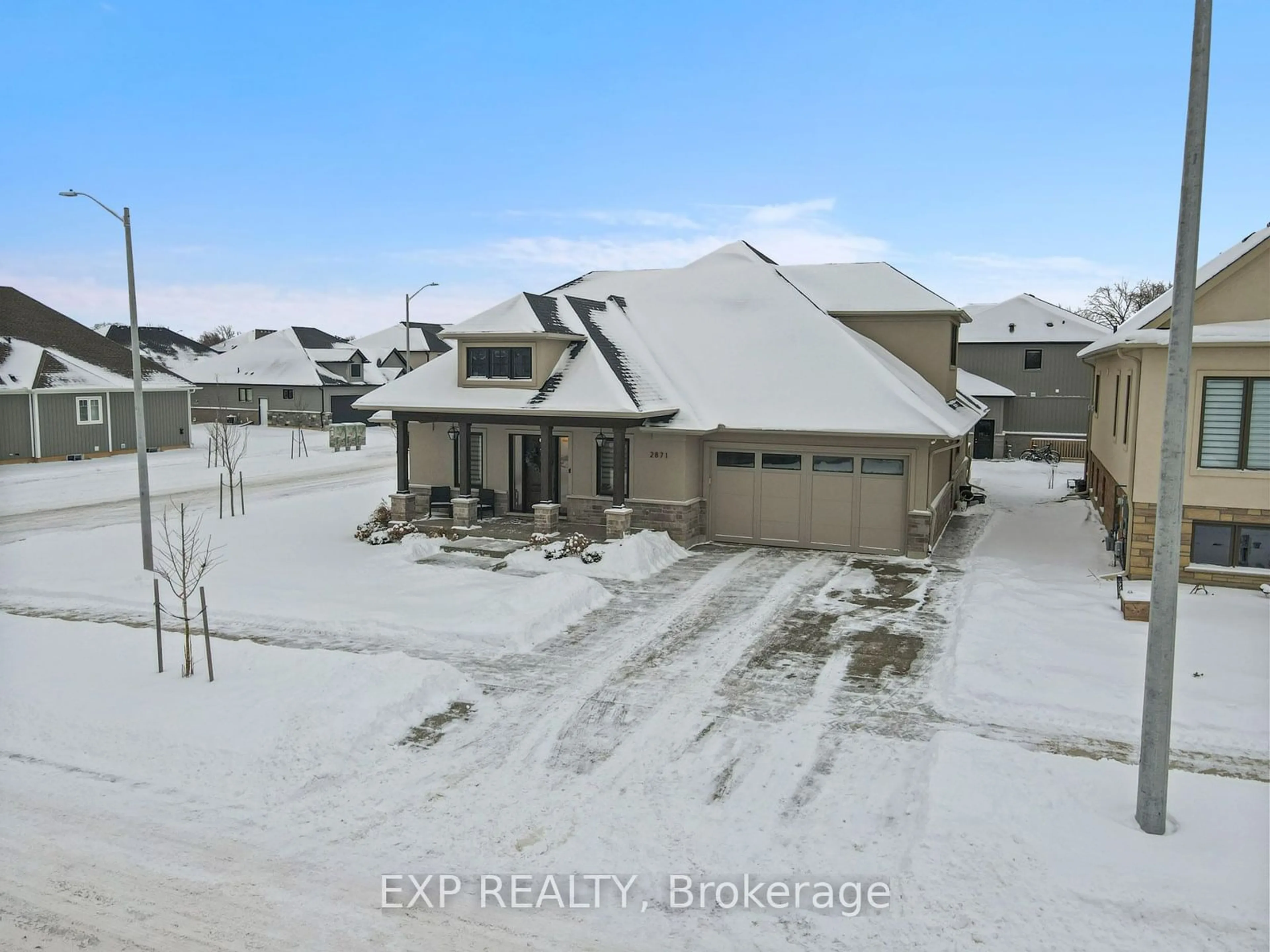 A pic from outside/outdoor area/front of a property/back of a property/a pic from drone, street for 2871 Arrowsmith Crt, Fort Erie Ontario L0S 1S0