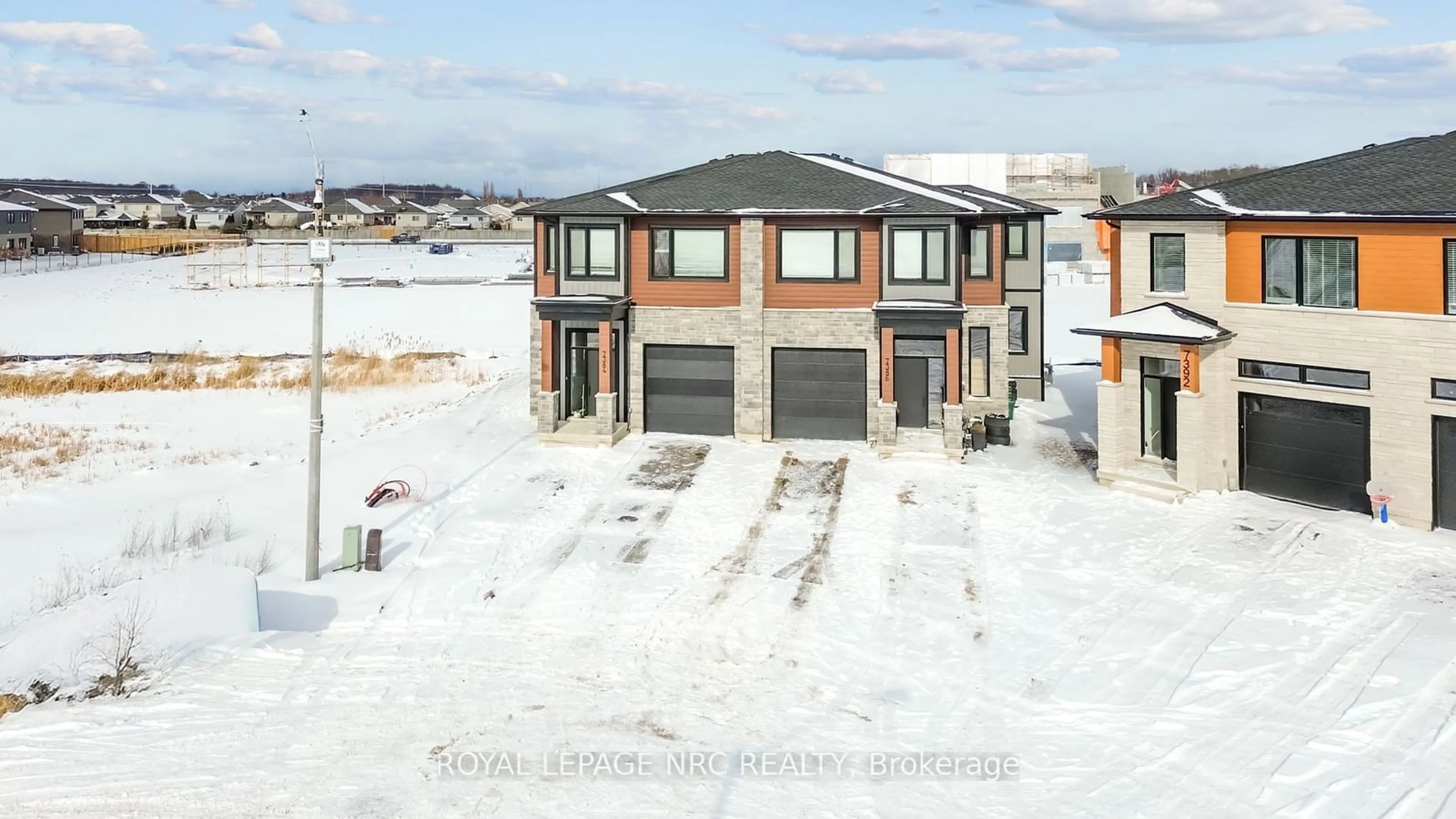 A pic from outside/outdoor area/front of a property/back of a property/a pic from drone, street for 7384 Splendour Dr, Niagara Falls Ontario L2H 3V8