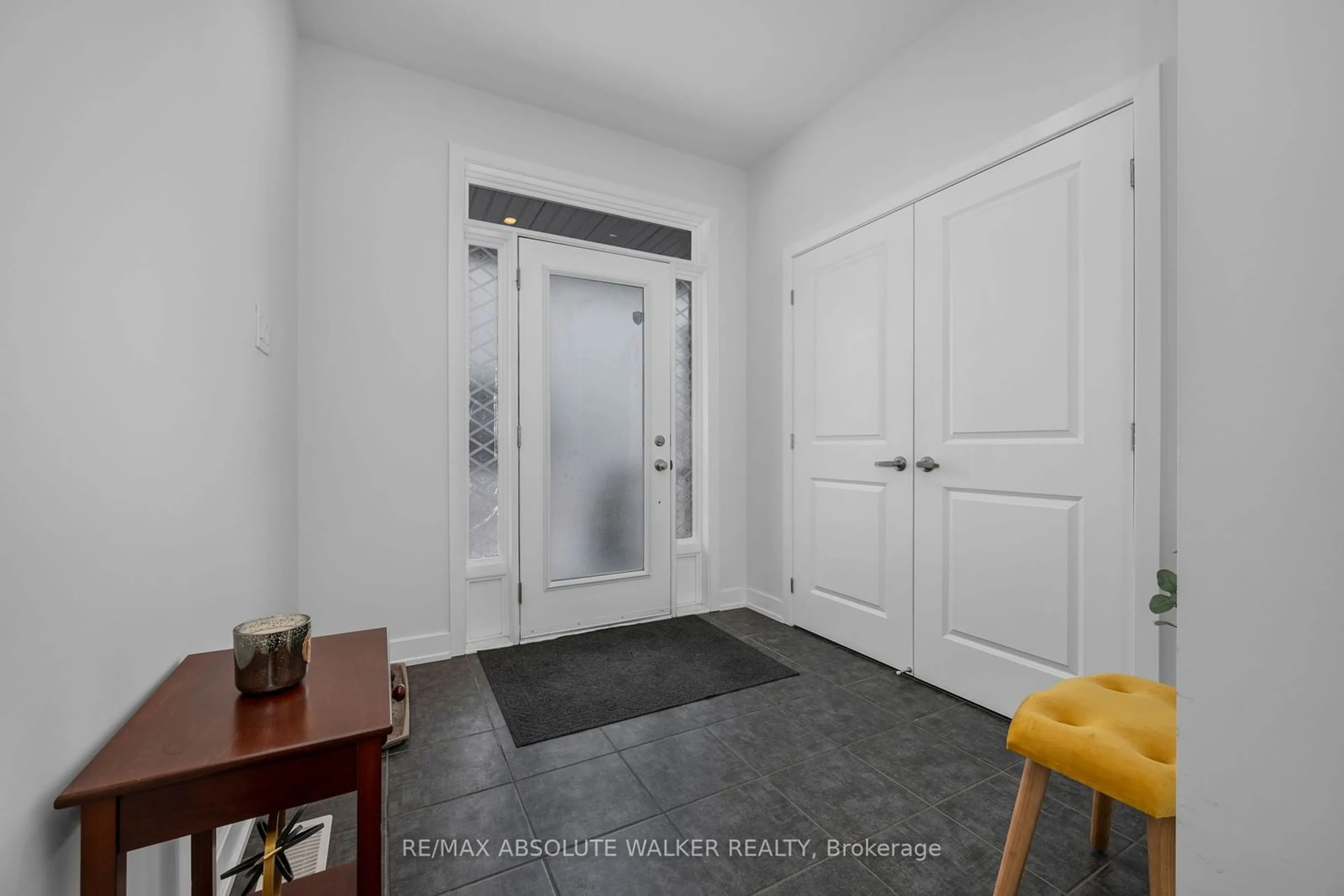 Indoor entryway for 3301 Findlay Creek Dr, Blossom Park - Airport and Area Ontario K1T 0V2