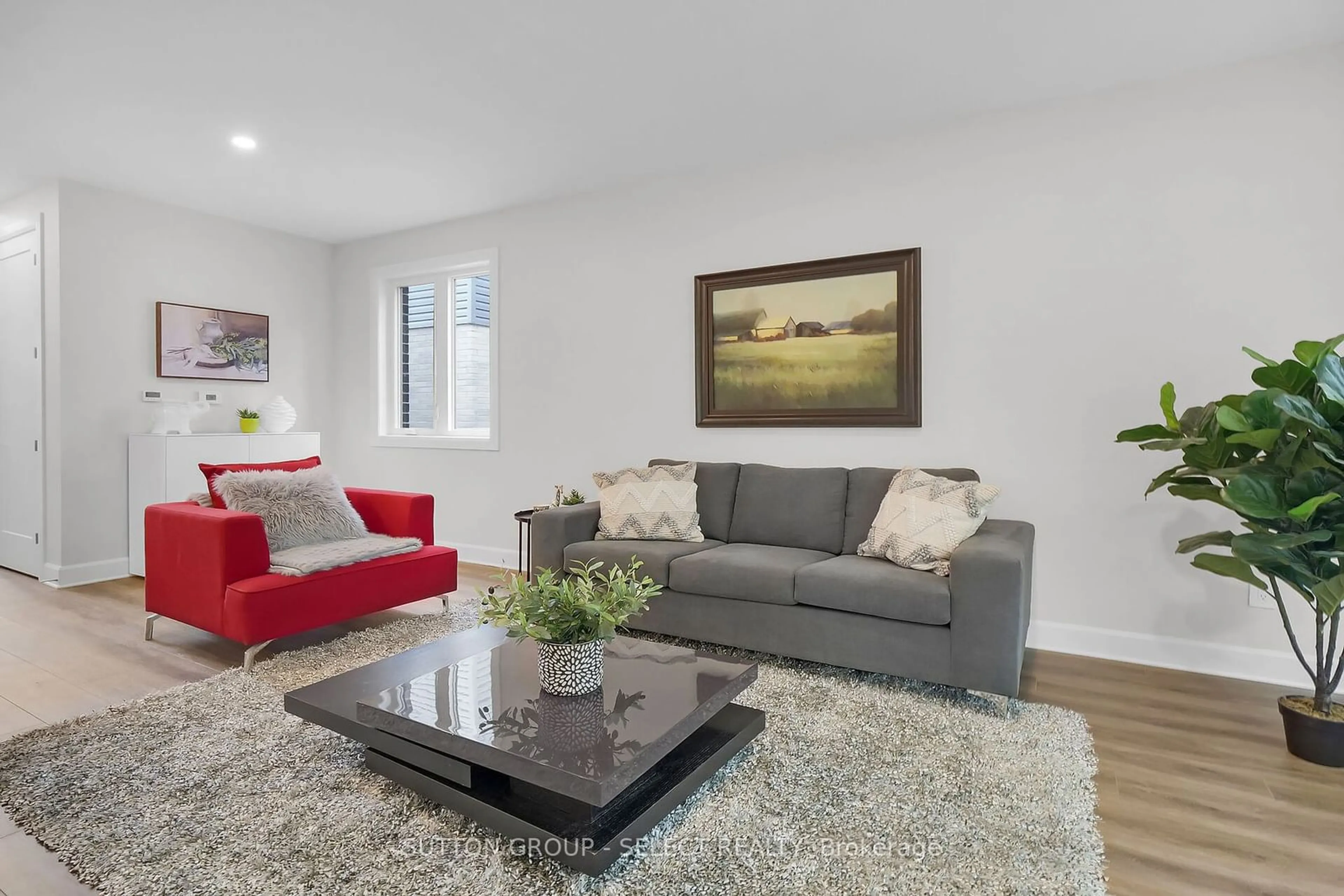 Living room with furniture, unknown for 42 LUCAS Rd, St. Thomas Ontario N5R 0M1