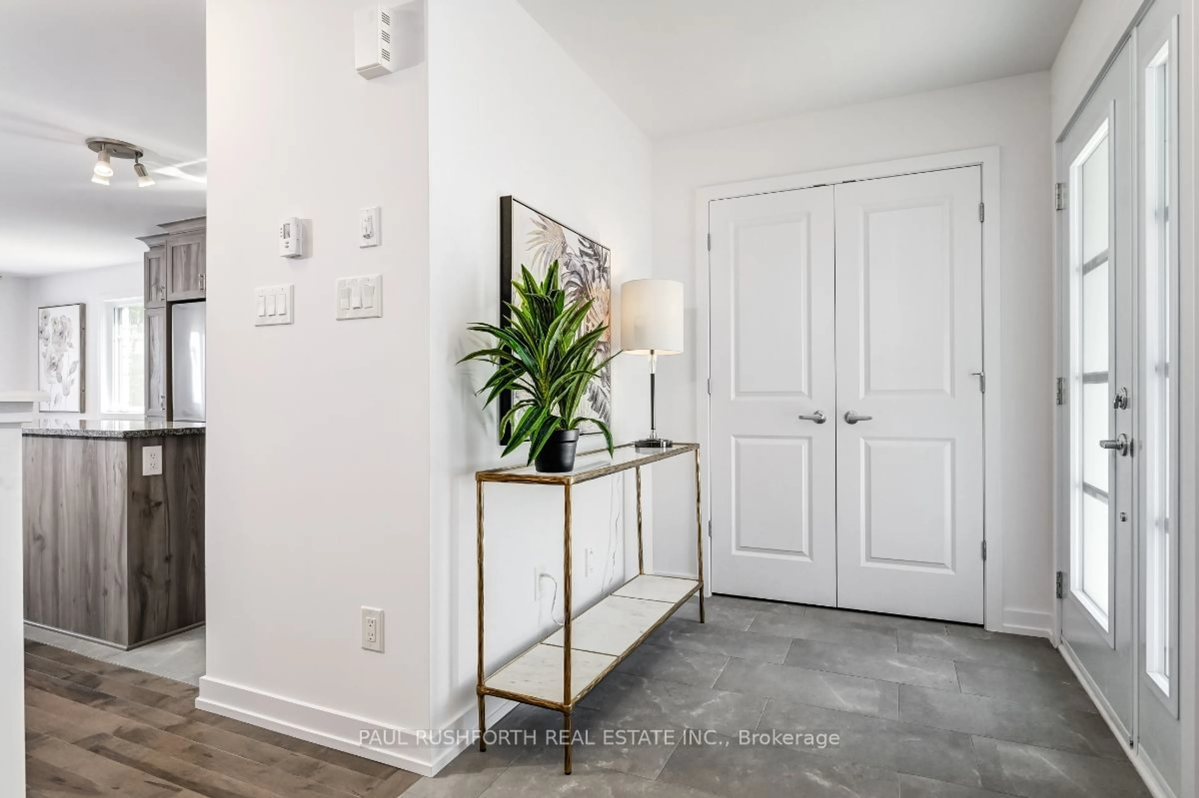 Indoor entryway for 202 Peacock Dr, Russell Ontario K4R 0A1