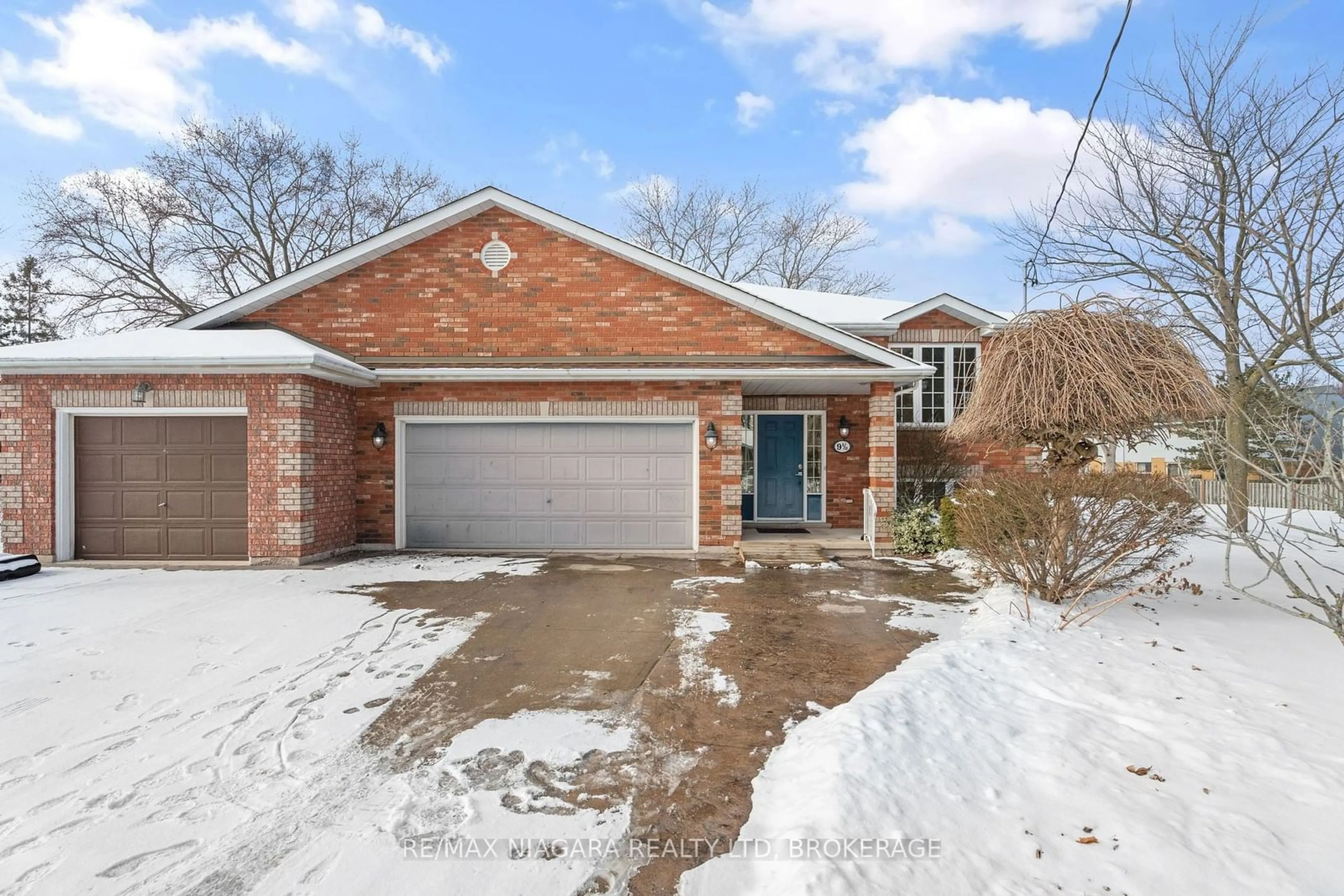 Home with brick exterior material, street for 9 1/2 Greenock Circ, St. Catharines Ontario L2S 1B3