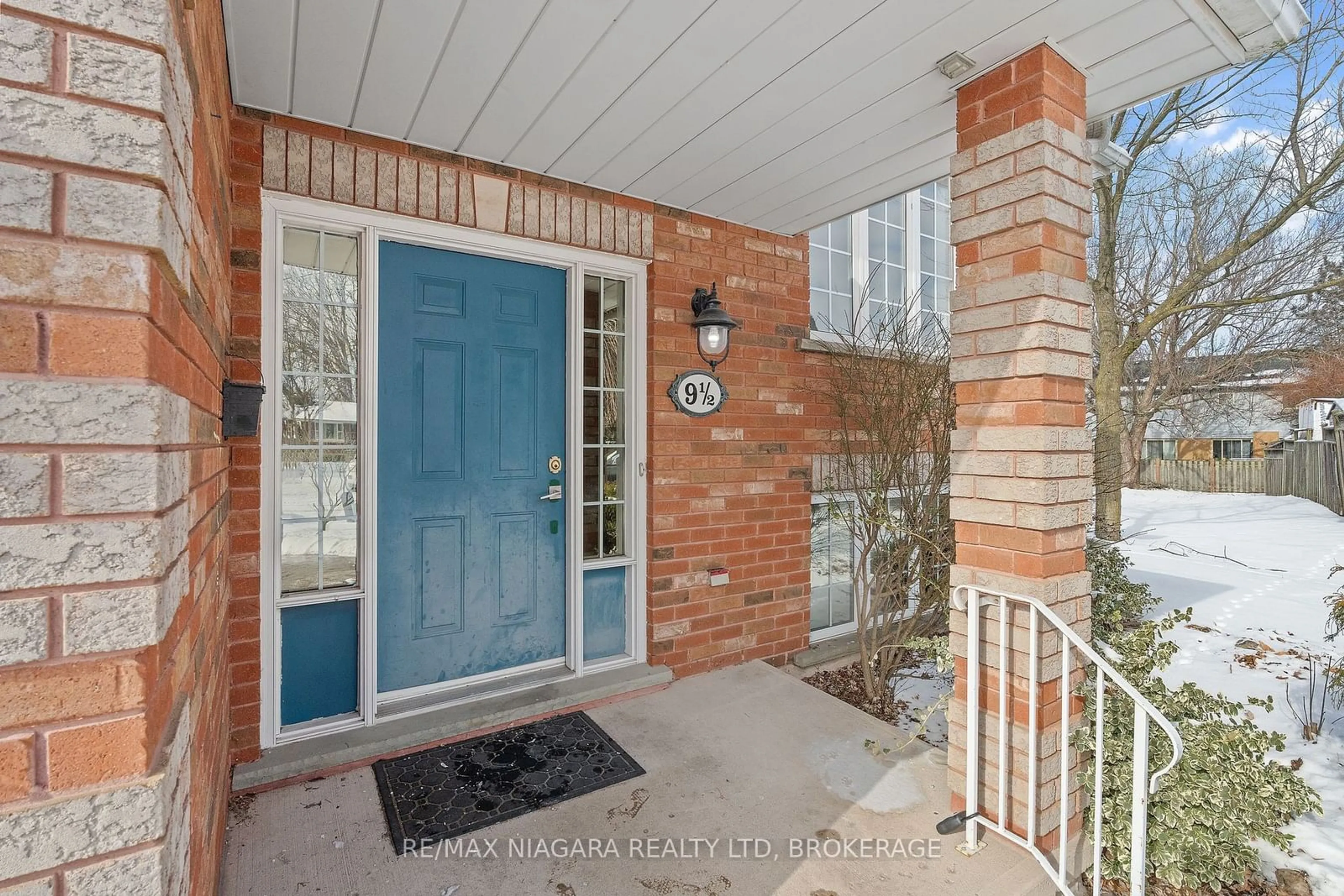 Indoor entryway for 9 1/2 Greenock Circ, St. Catharines Ontario L2S 1B3