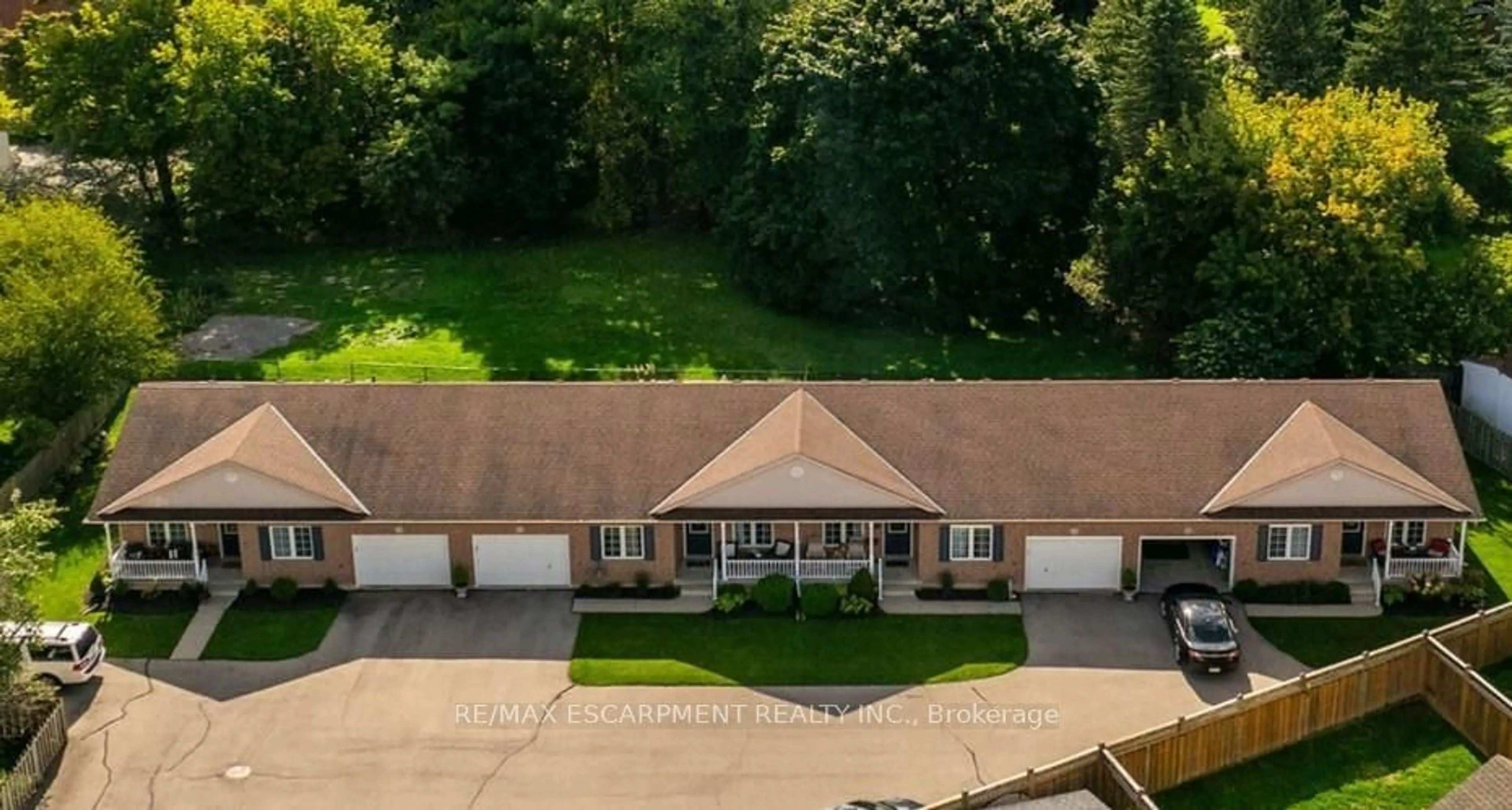 A pic from outside/outdoor area/front of a property/back of a property/a pic from drone, unknown for 15 Forfar St, Haldimand Ontario N3W 2N9