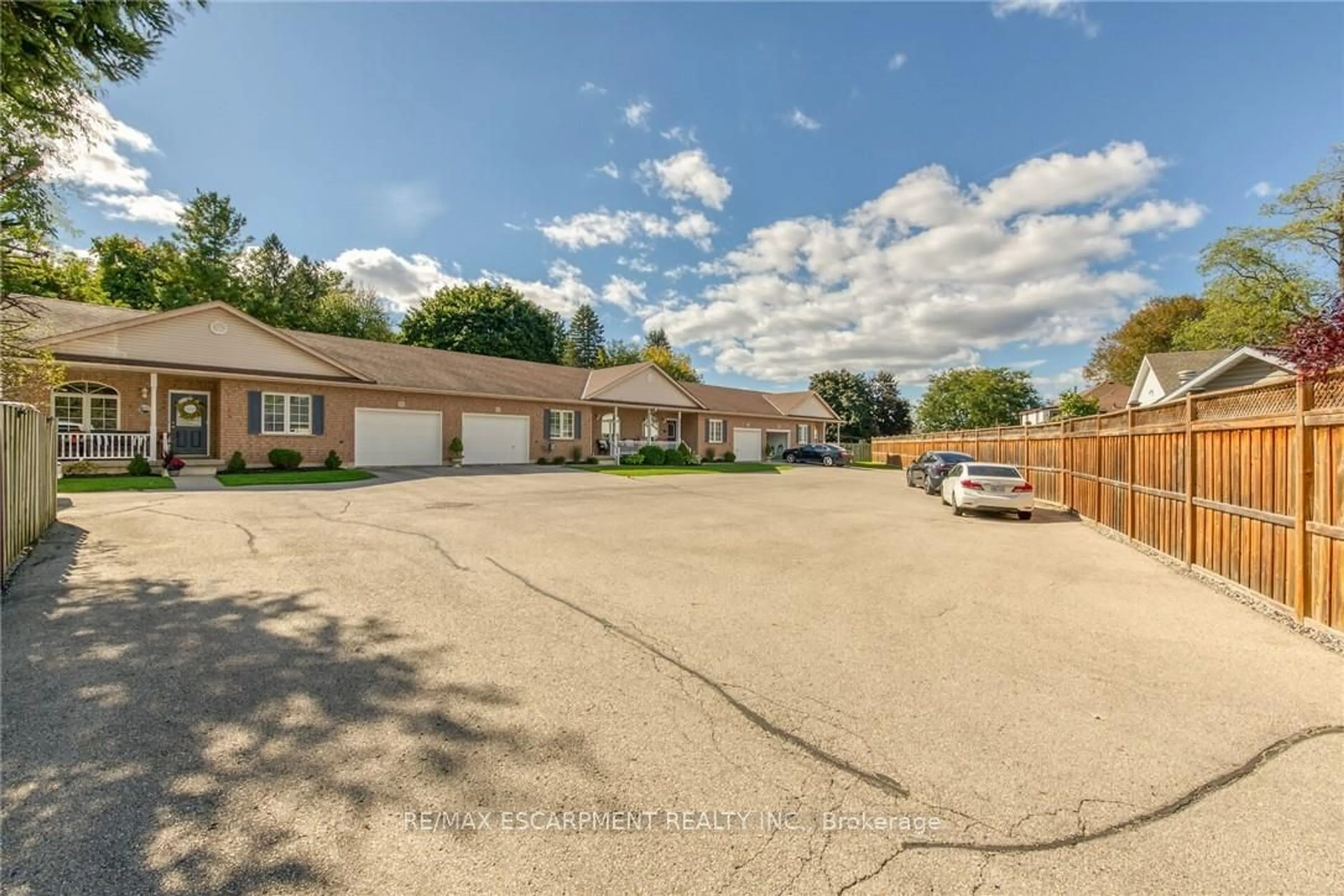 A pic from outside/outdoor area/front of a property/back of a property/a pic from drone, street for 15 Forfar St, Haldimand Ontario N3W 2N9