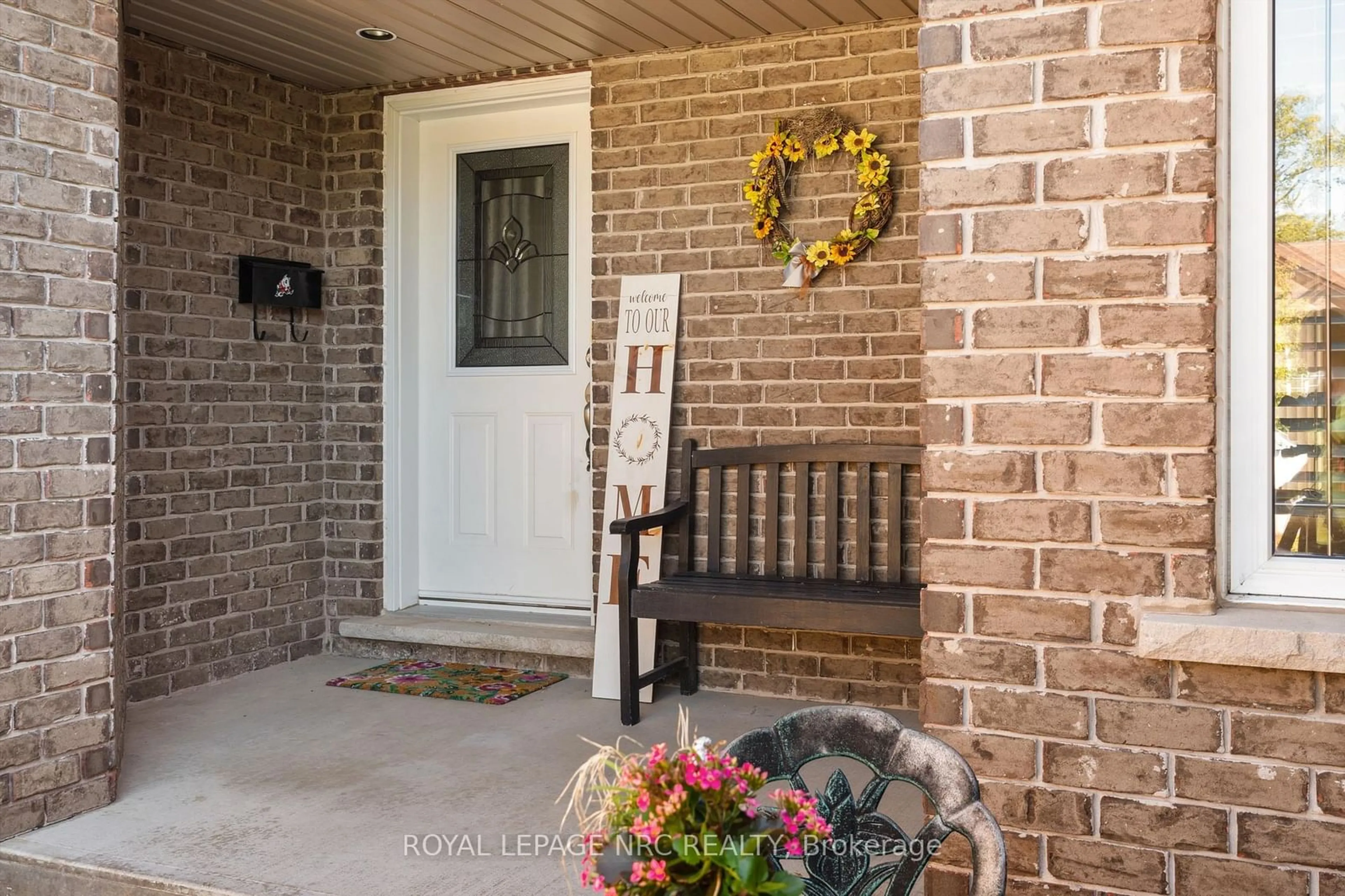 Indoor entryway for 4 Avery Cres, St. Catharines Ontario L2P 0B4