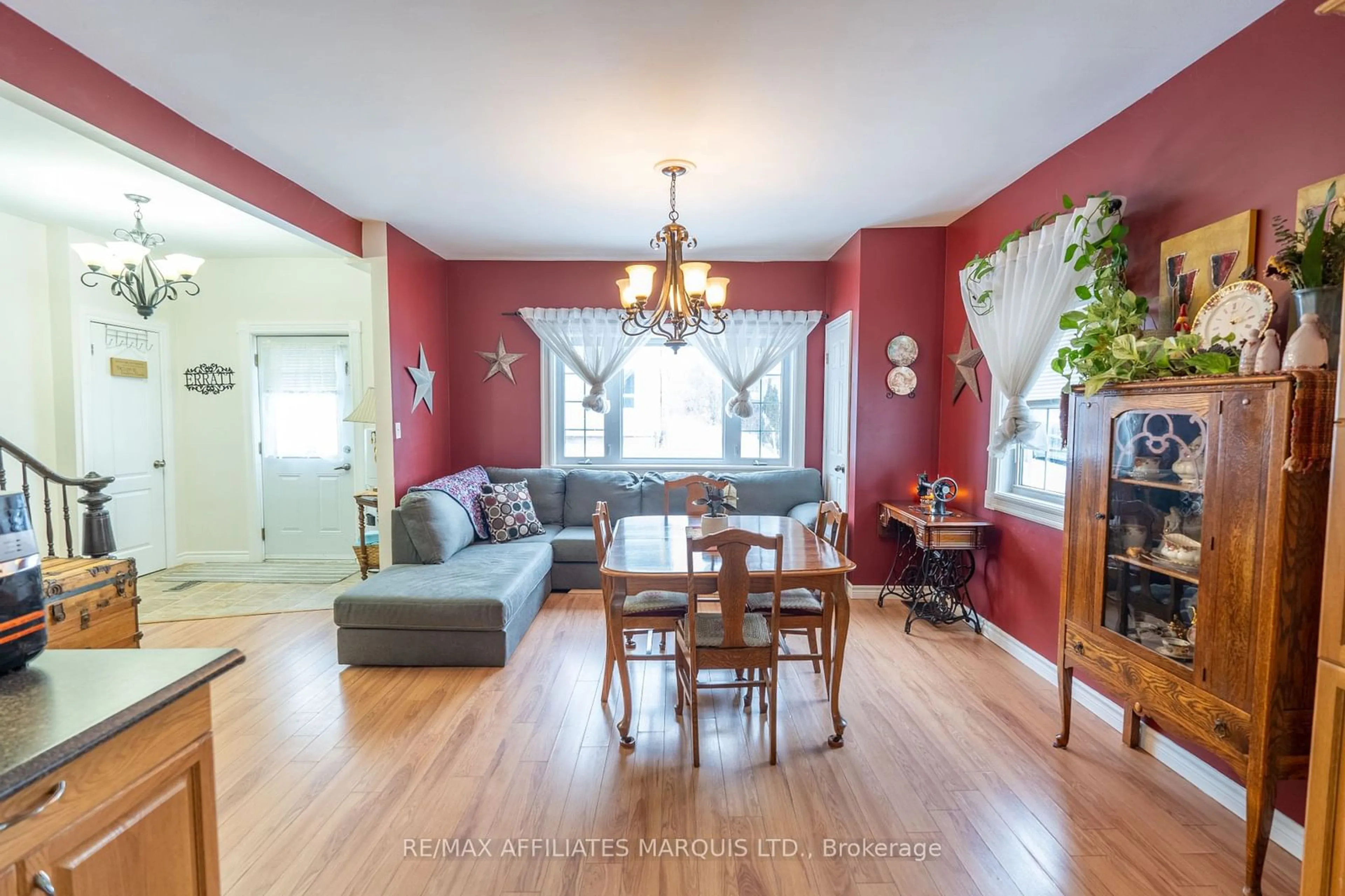 Dining room, wood/laminate floor for 26 Sixth St, Cornwall Ontario K6J 2W3