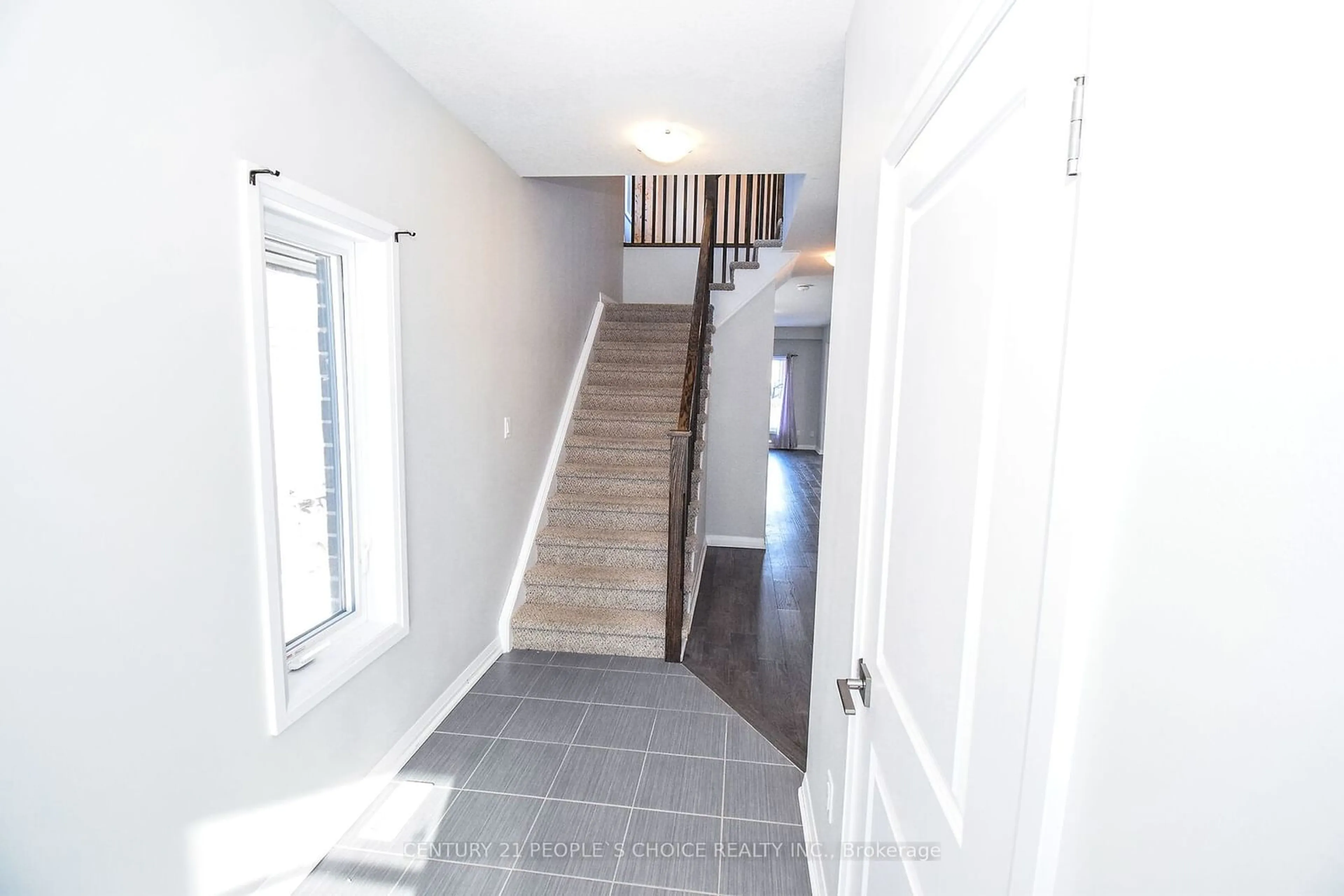 Indoor entryway for 6621 Cropp St, Niagara Falls Ontario L2E 7B3