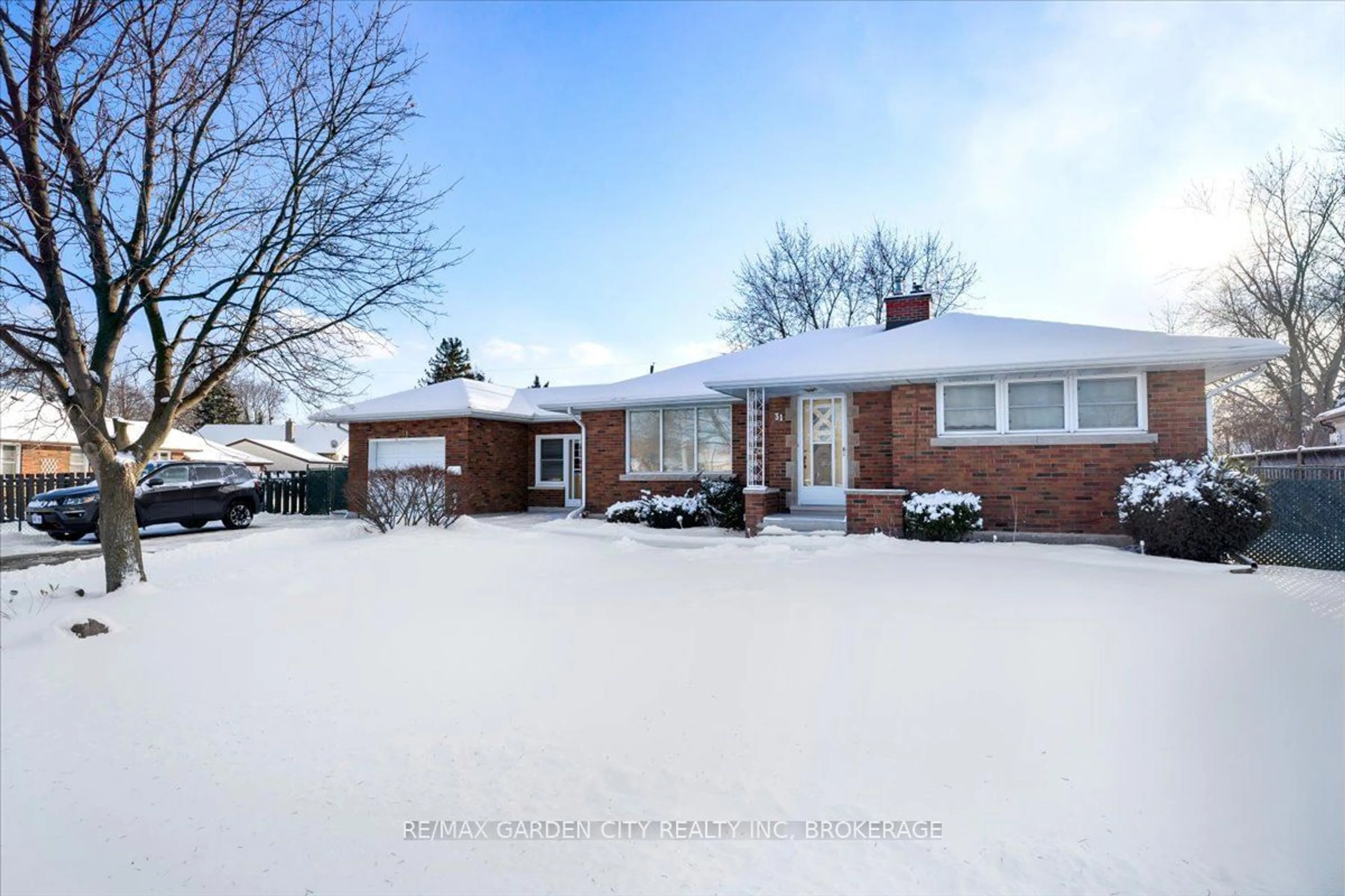 A pic from outside/outdoor area/front of a property/back of a property/a pic from drone, street for 31 Broderick Ave, Thorold Ontario L2V 2H7