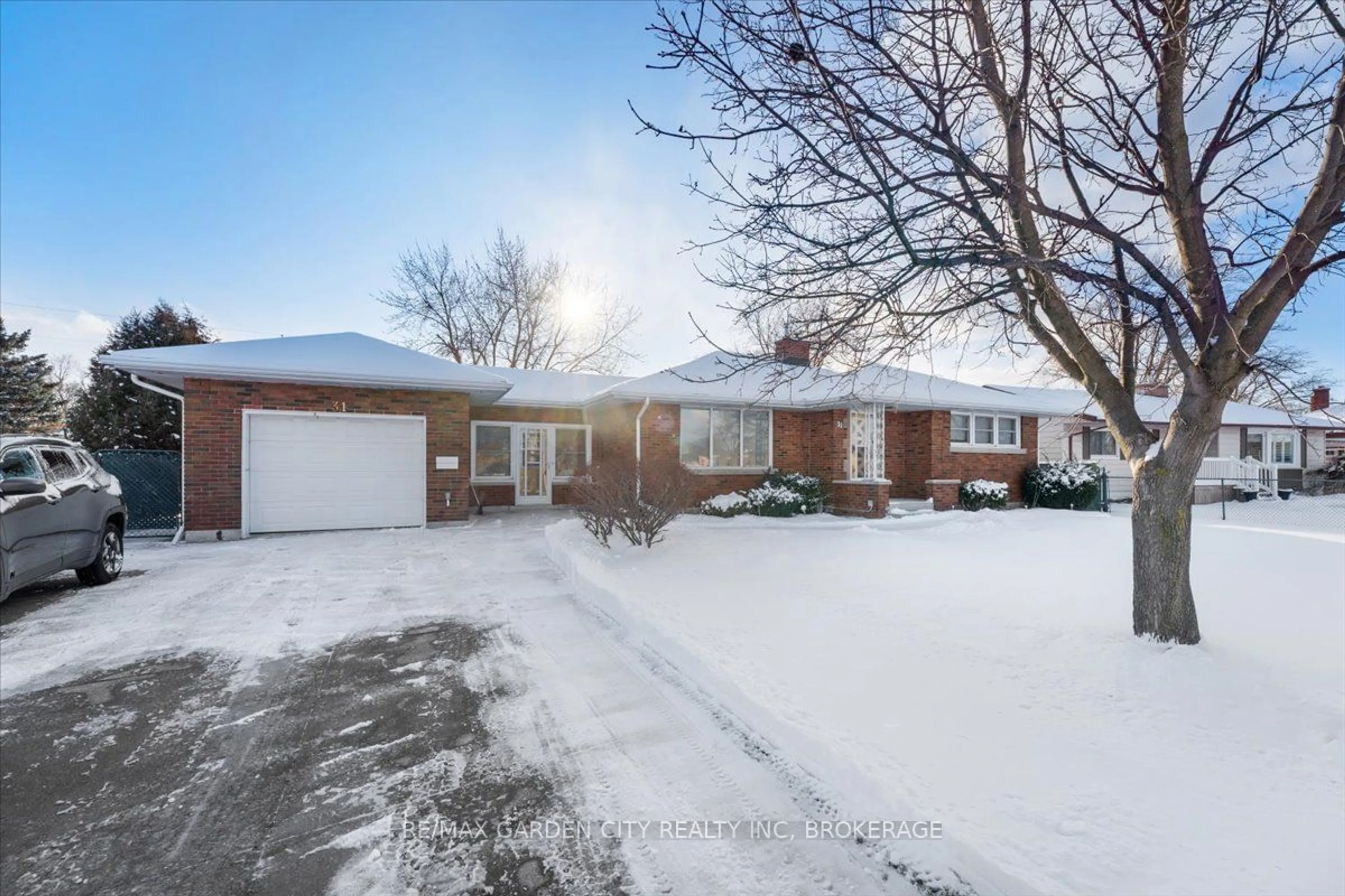 A pic from outside/outdoor area/front of a property/back of a property/a pic from drone, street for 31 Broderick Ave, Thorold Ontario L2V 2H7