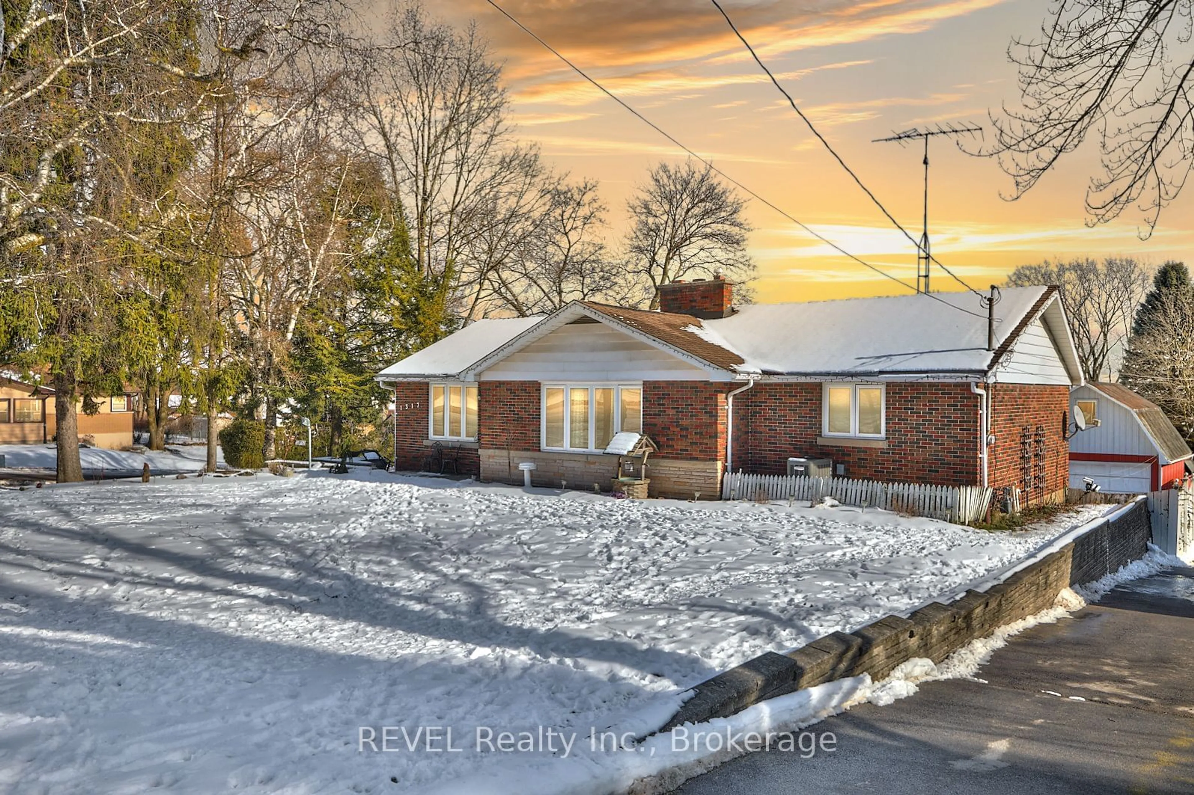 A pic from outside/outdoor area/front of a property/back of a property/a pic from drone, street for 1317 Pelham St, Pelham Ontario L0S 1E0