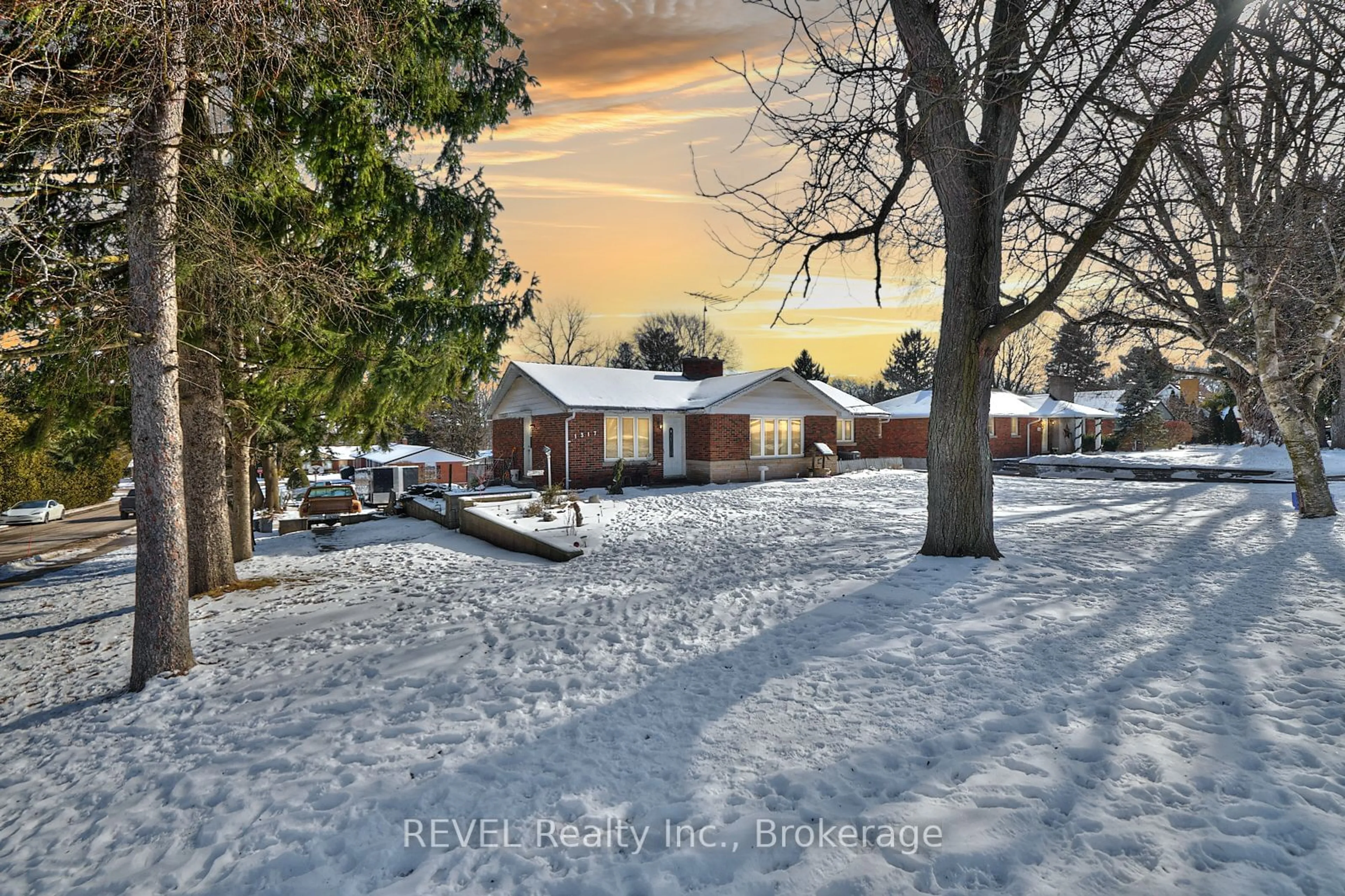 A pic from outside/outdoor area/front of a property/back of a property/a pic from drone, street for 1317 Pelham St, Pelham Ontario L0S 1E0