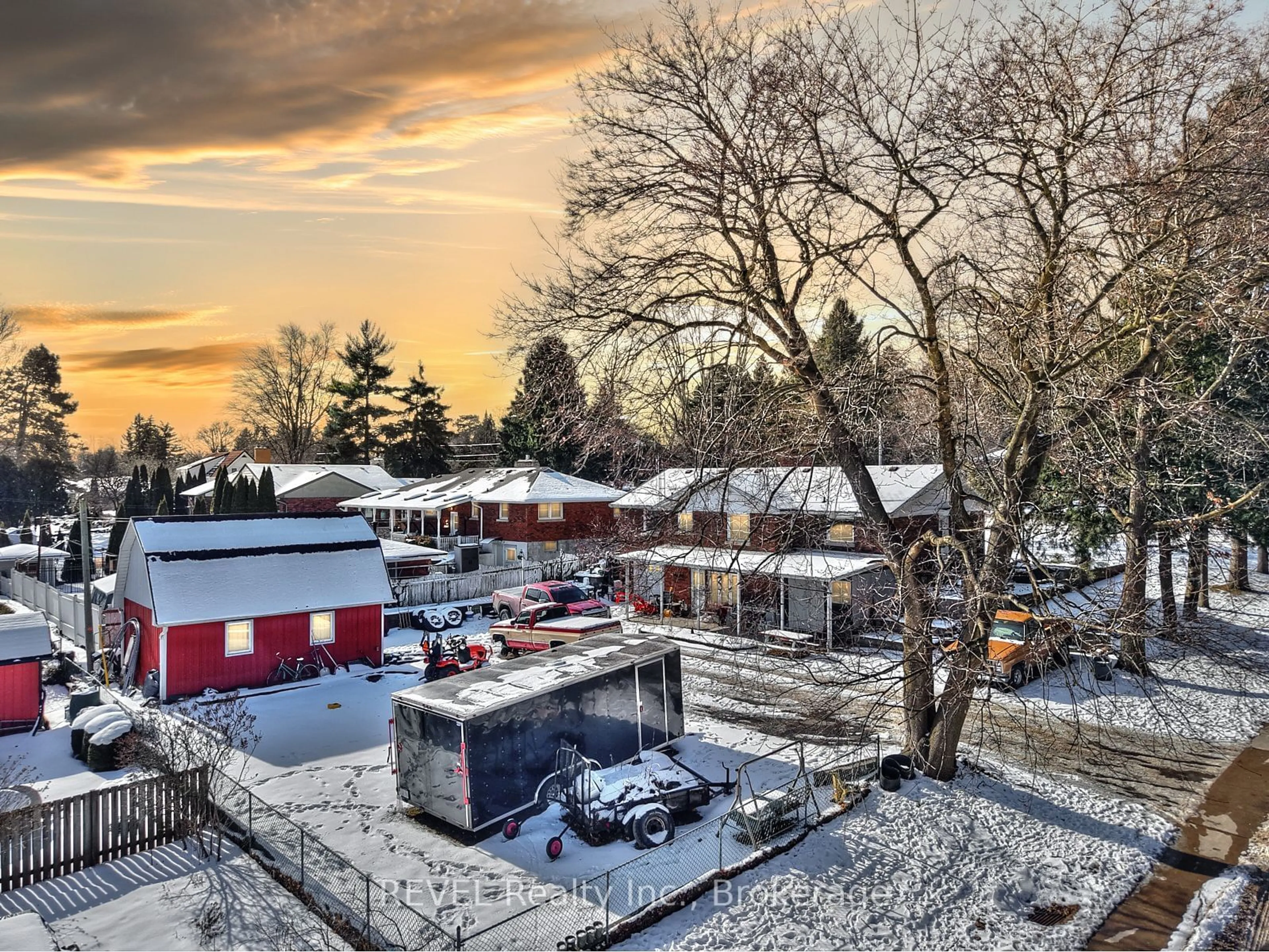 A pic from outside/outdoor area/front of a property/back of a property/a pic from drone, building for 1317 Pelham St, Pelham Ontario L0S 1E0