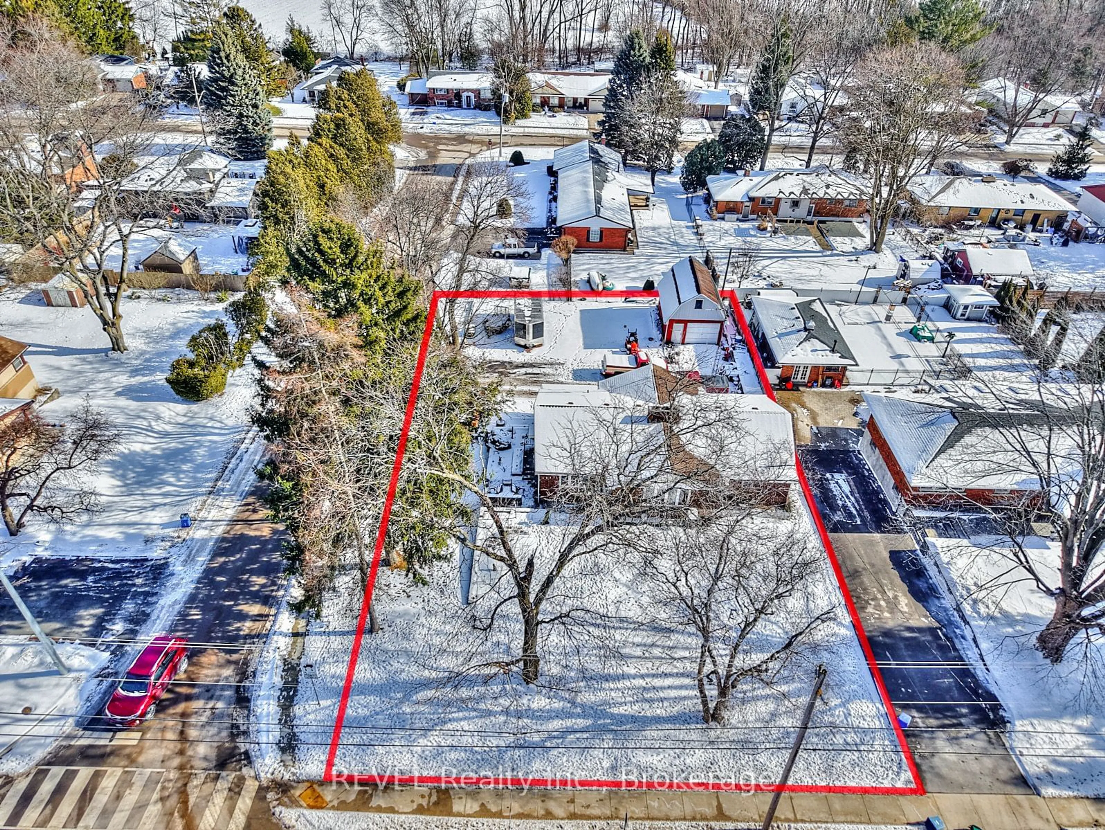 A pic from outside/outdoor area/front of a property/back of a property/a pic from drone, street for 1317 Pelham St, Pelham Ontario L0S 1E0