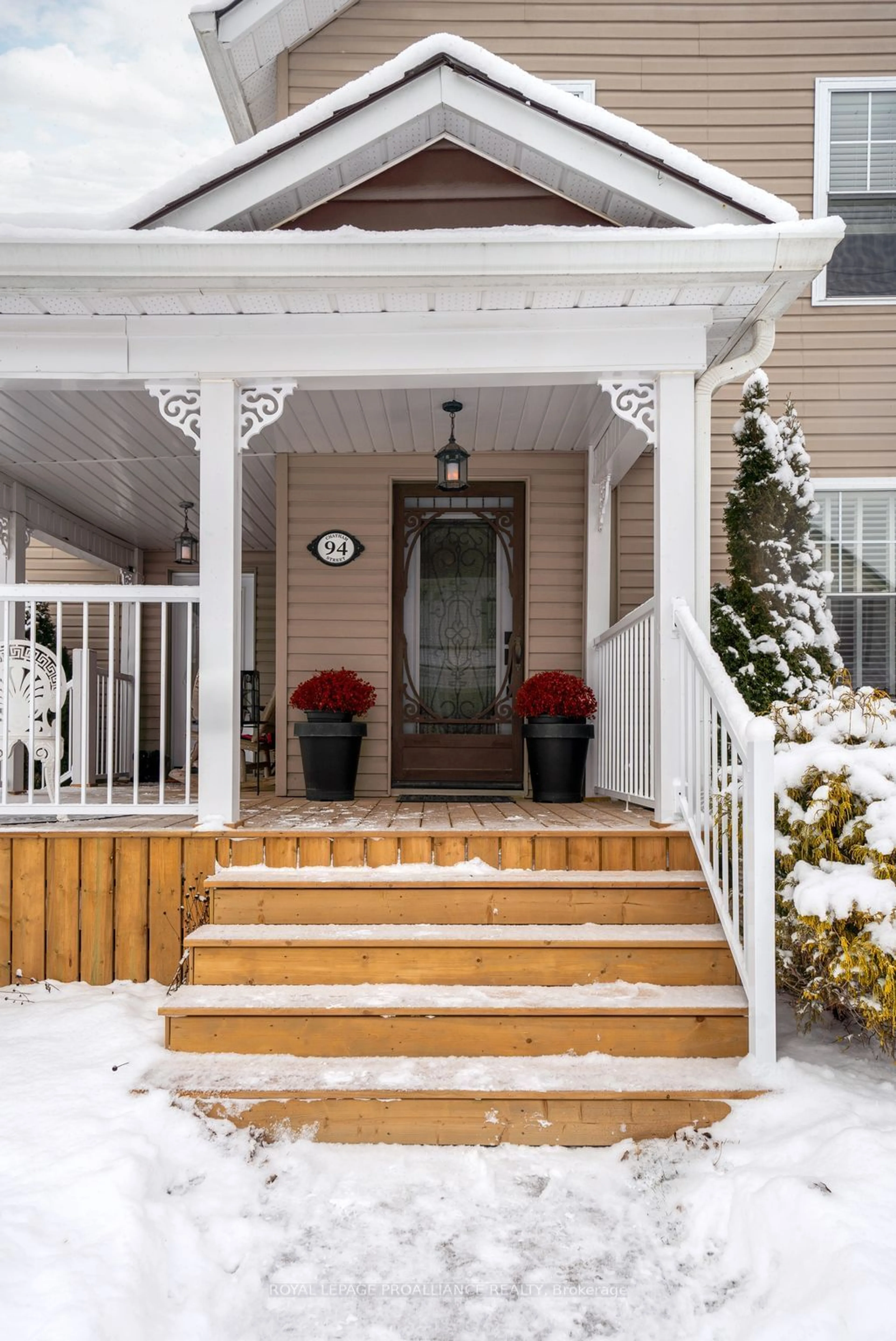 Indoor entryway for 94 Chatham St, Belleville Ontario K8N 3S7