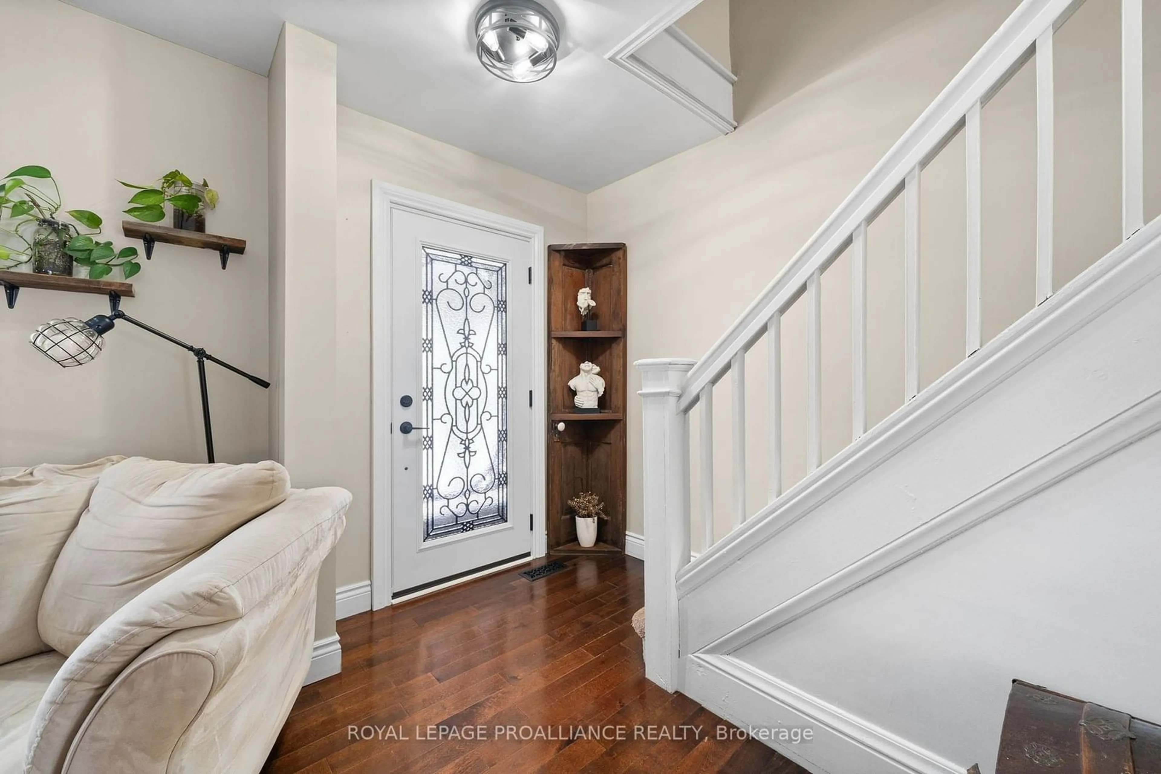 Indoor entryway for 94 Chatham St, Belleville Ontario K8N 3S7