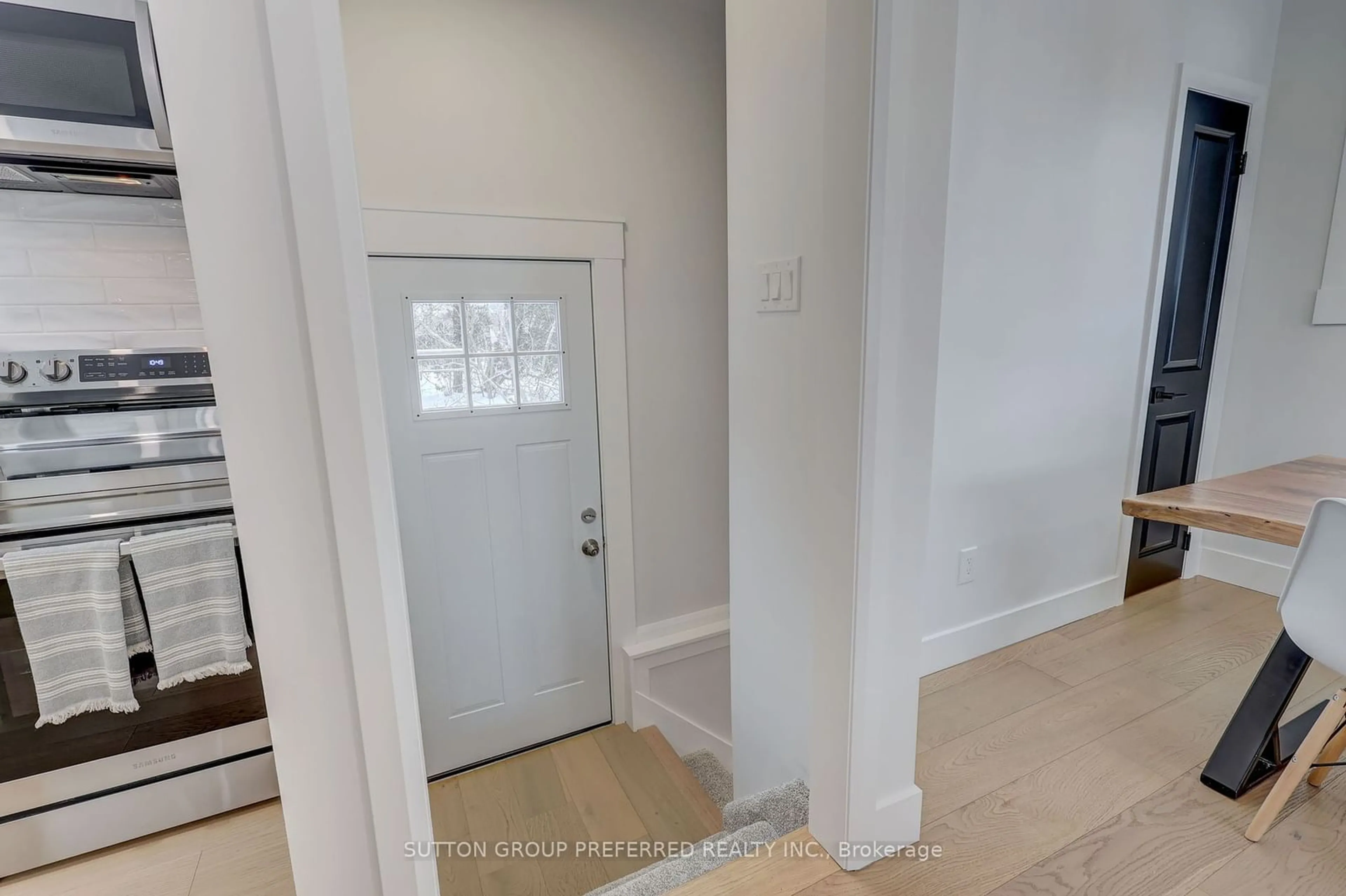 Indoor entryway for 133 Laurentian Dr, London Ontario N5W 1P1