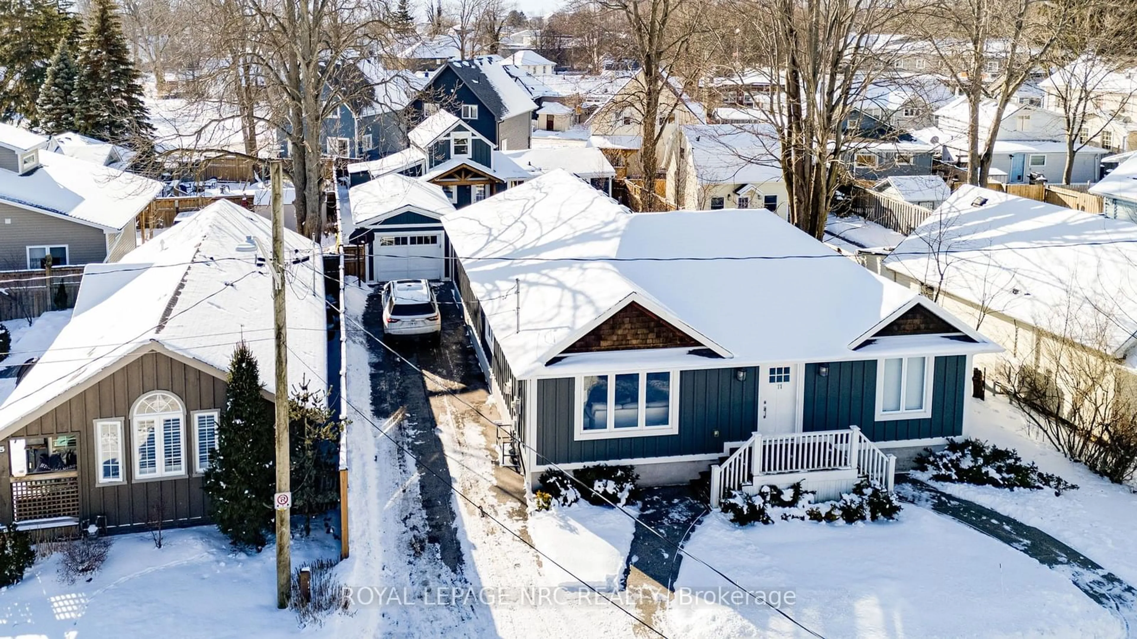 A pic from outside/outdoor area/front of a property/back of a property/a pic from drone, street for 11 Conway Pl, Fort Erie Ontario L0S 1B0