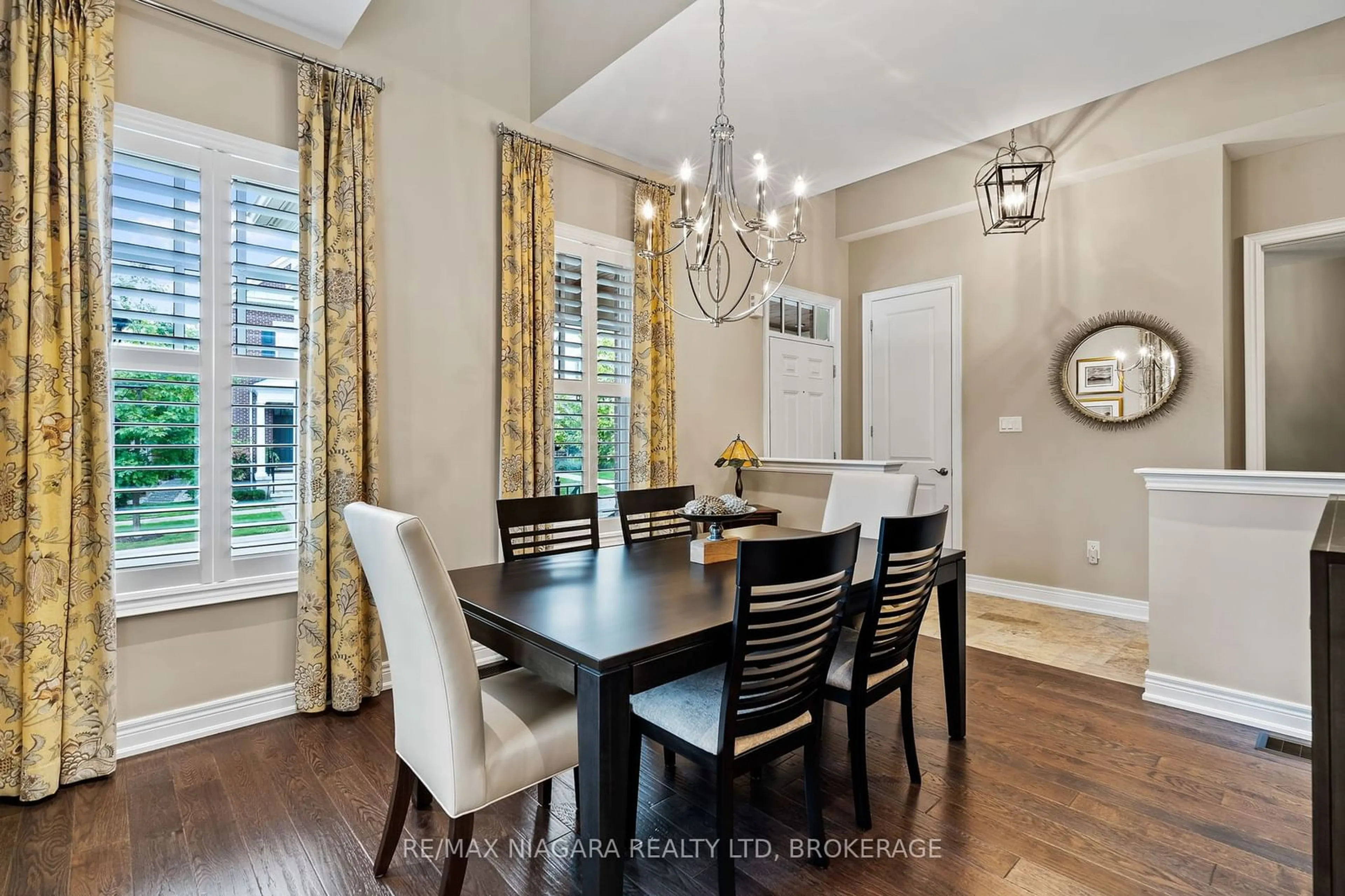 Dining room, wood/laminate floor for 82 Brock St, Niagara-on-the-Lake Ontario L0S 1J0