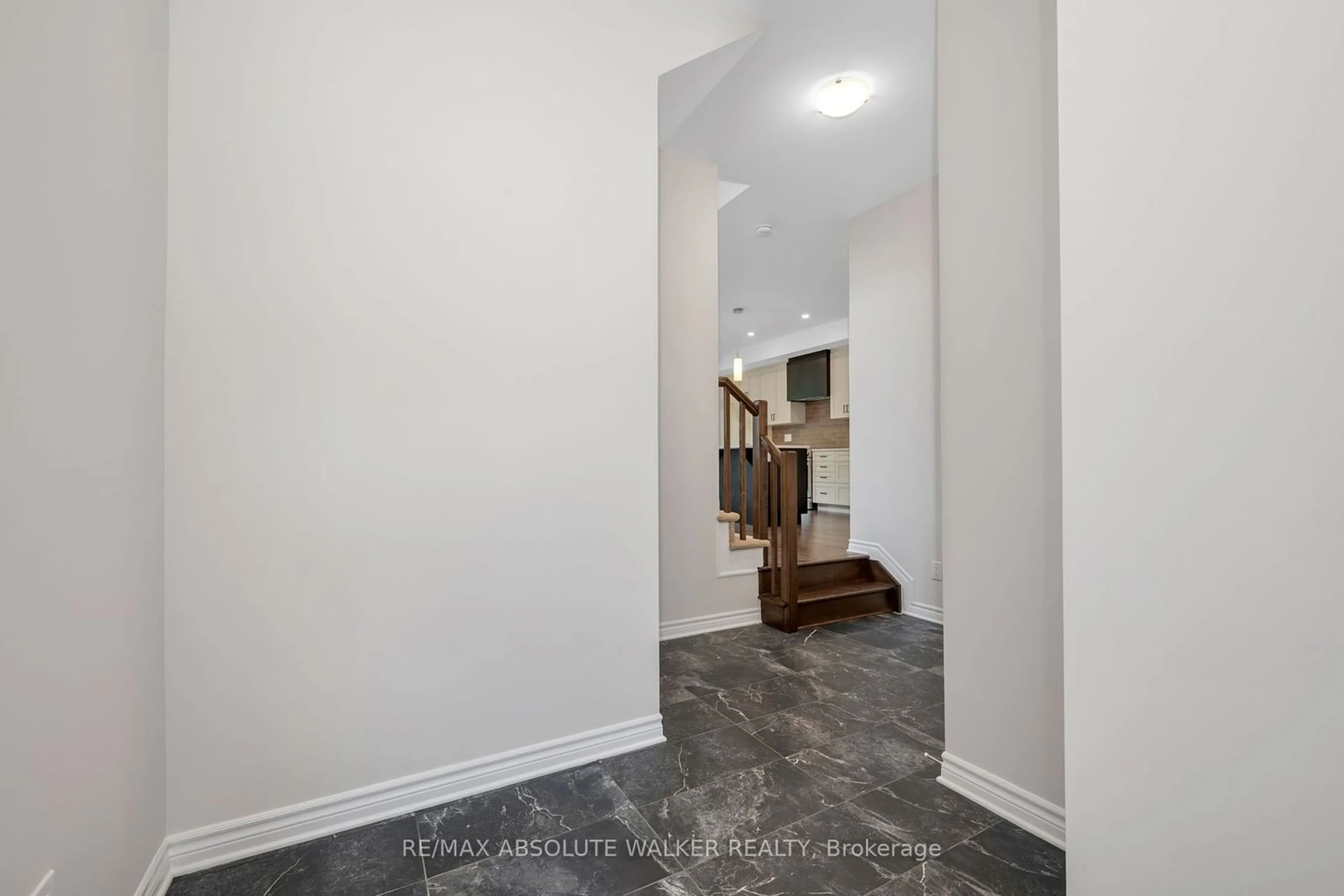 Indoor entryway for 710 DU RIVAGE St, Clarence-Rockland Ontario K4K 0K1