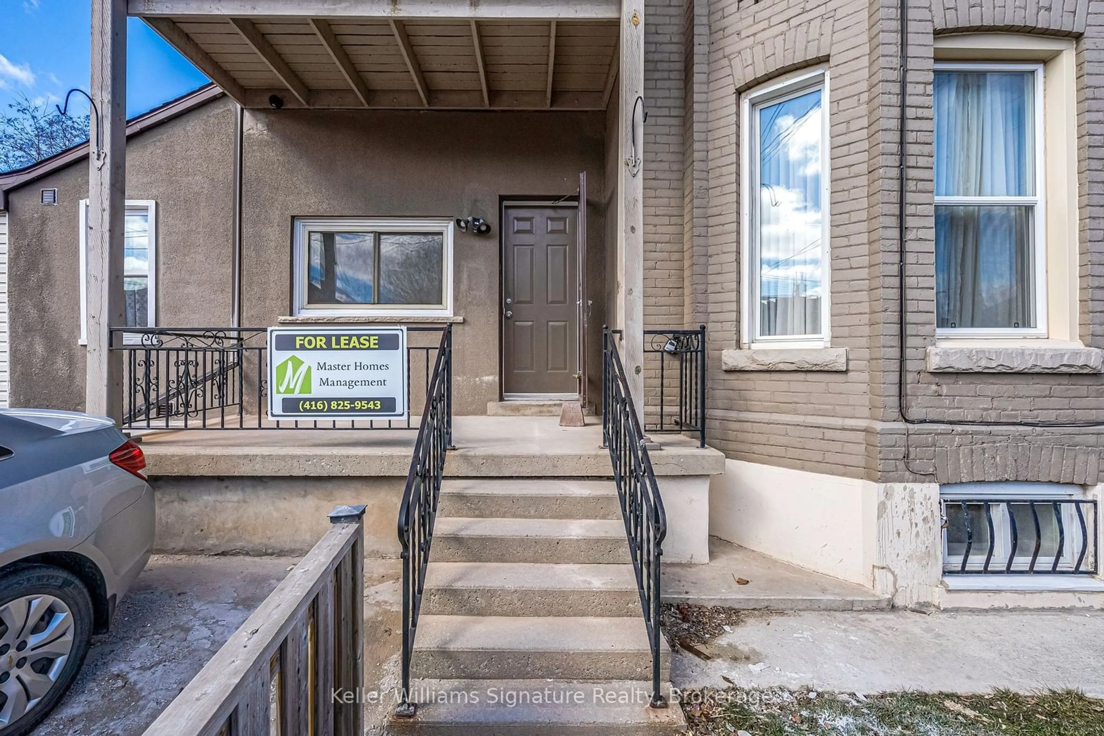 Indoor foyer for 460 King William St, Hamilton Ontario L8L 1P9