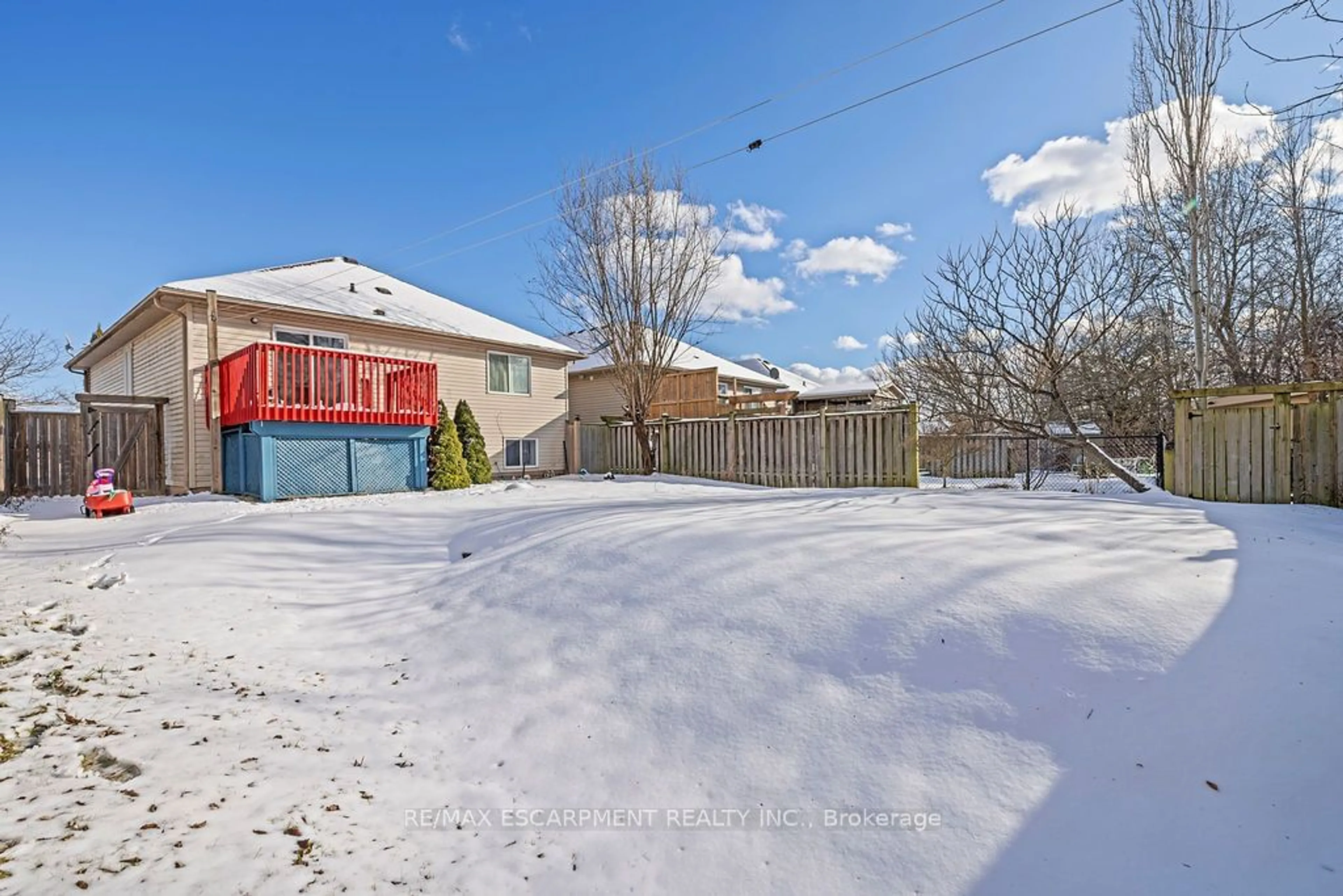 A pic from outside/outdoor area/front of a property/back of a property/a pic from drone, street for 291 St Lawrence Dr, Welland Ontario L2C 7H7