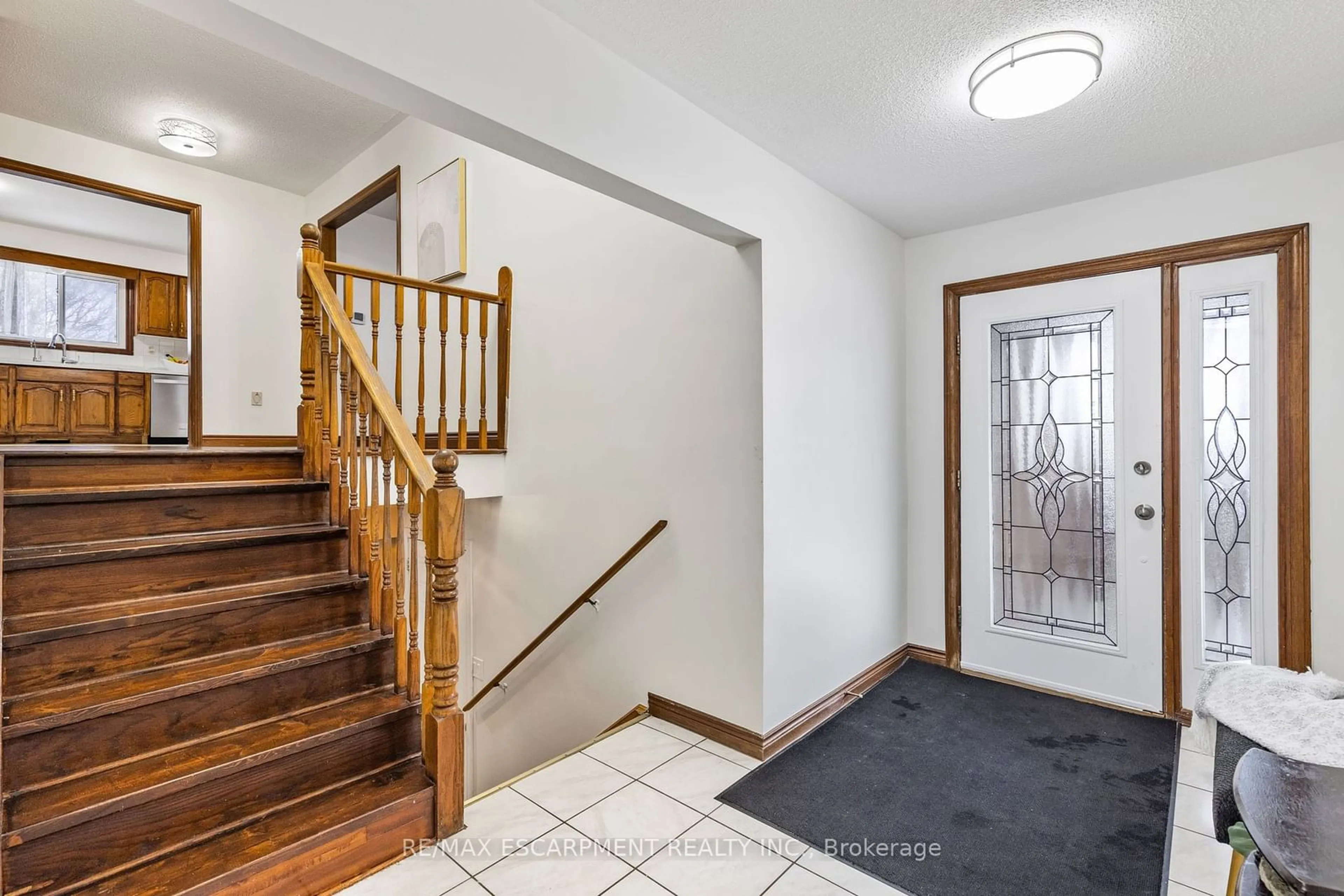 Indoor entryway for 739 Mud St, Hamilton Ontario L8J 3B8