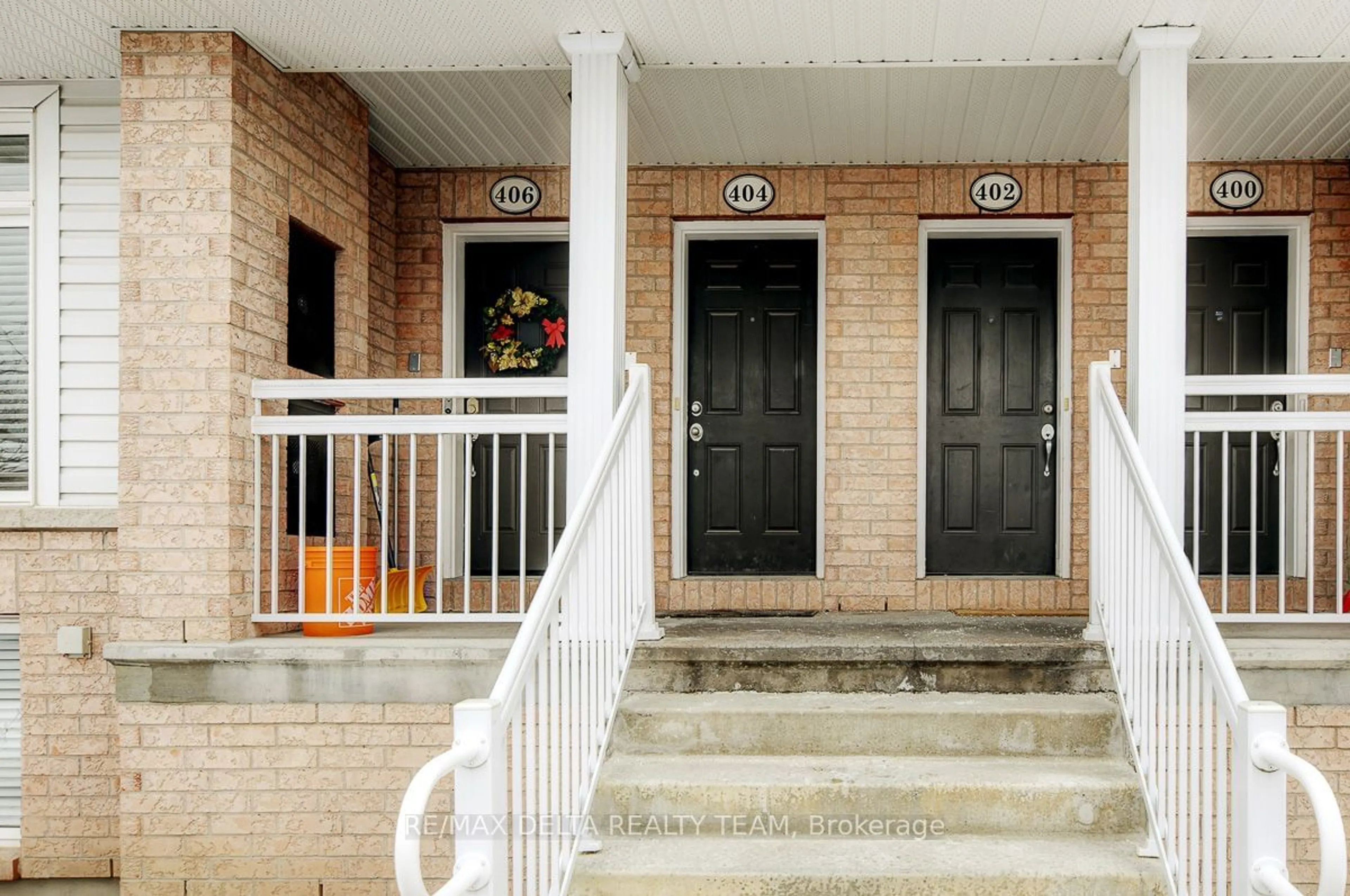 Indoor entryway for 404 Galston, Orleans - Convent Glen and Area Ontario K1W 0G3