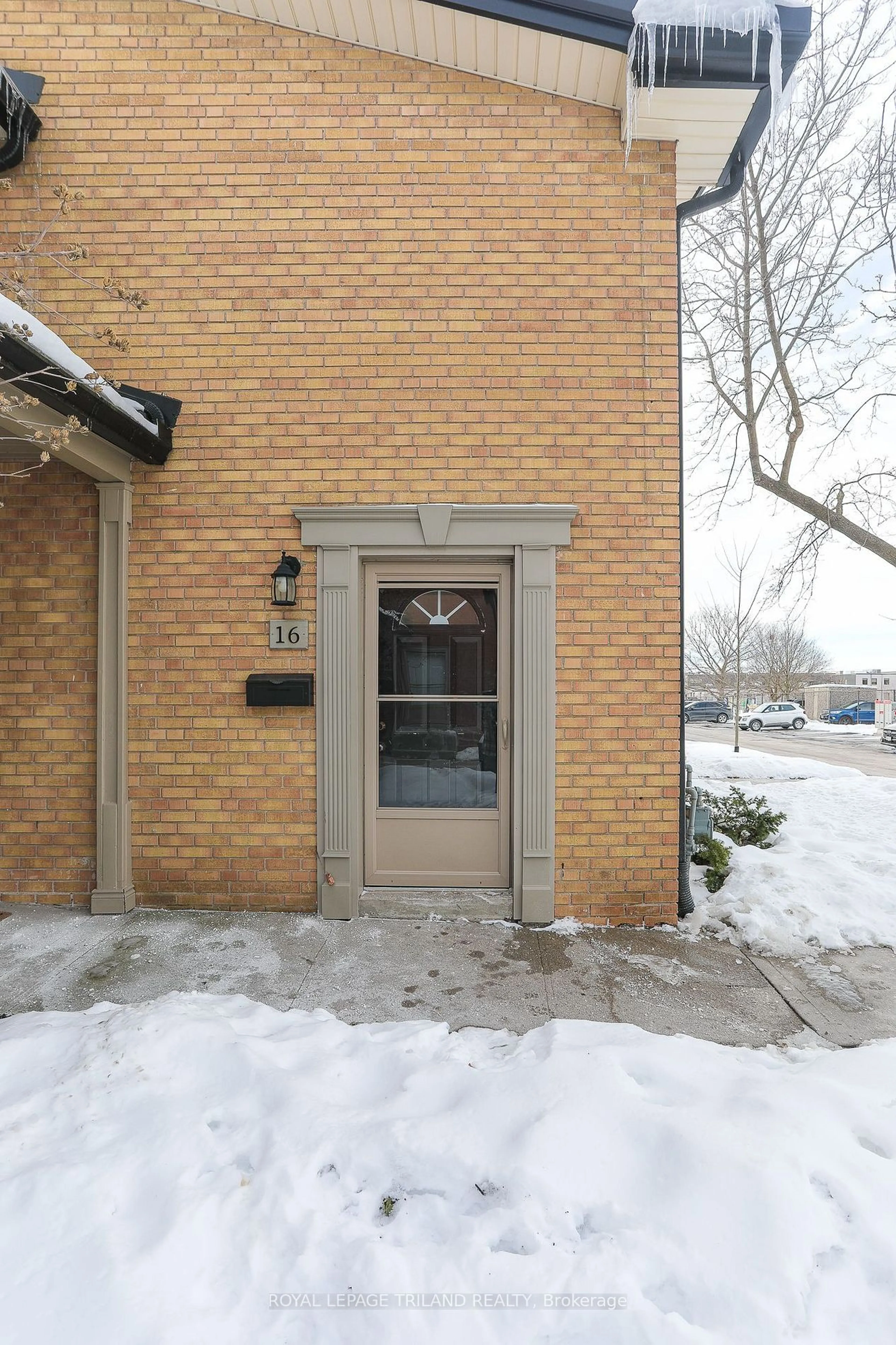 Indoor foyer for 16 Guildwood Walk, London Ontario N6H 3X2