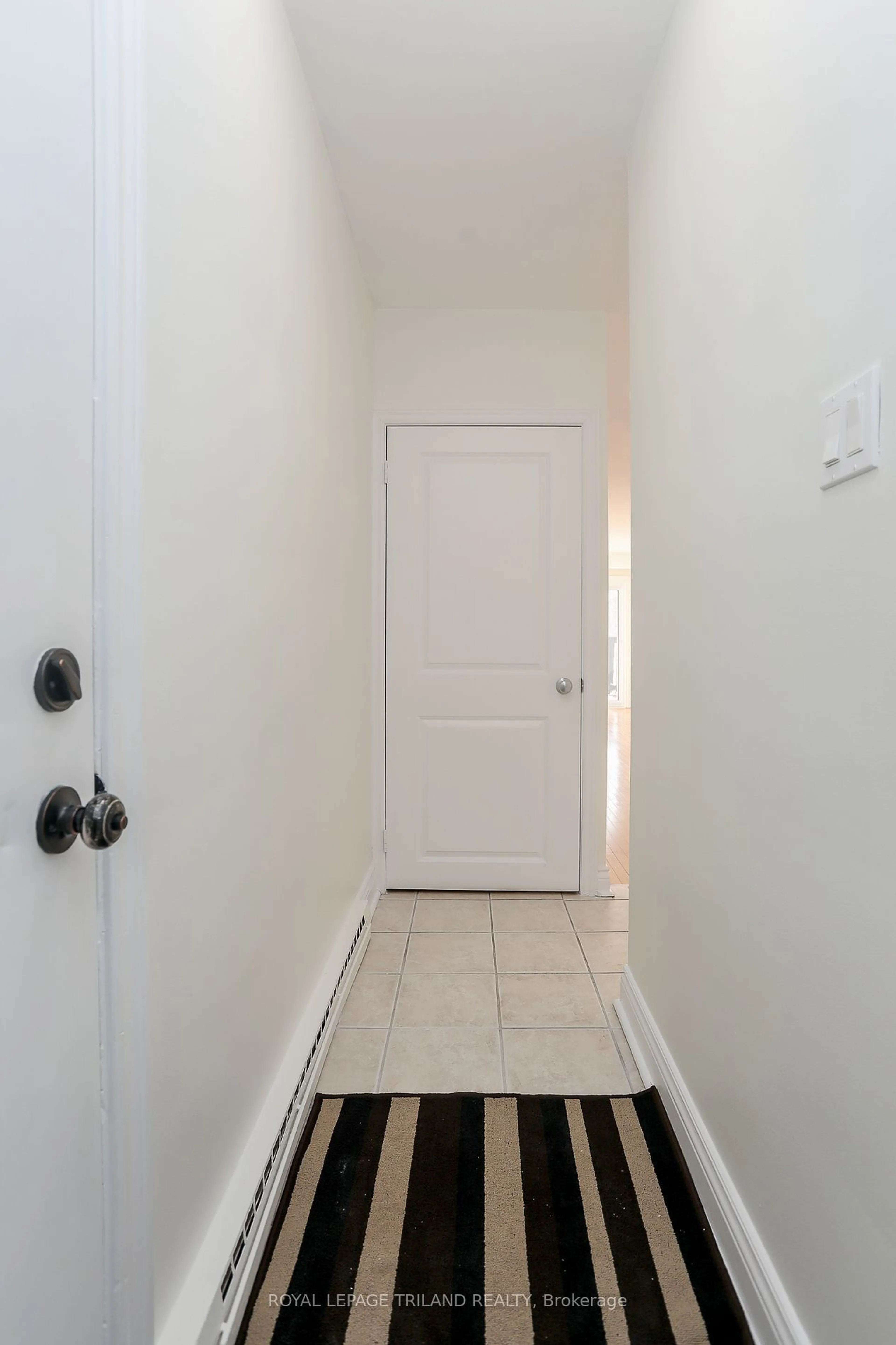 Indoor entryway for 16 Guildwood Walk, London Ontario N6H 3X2