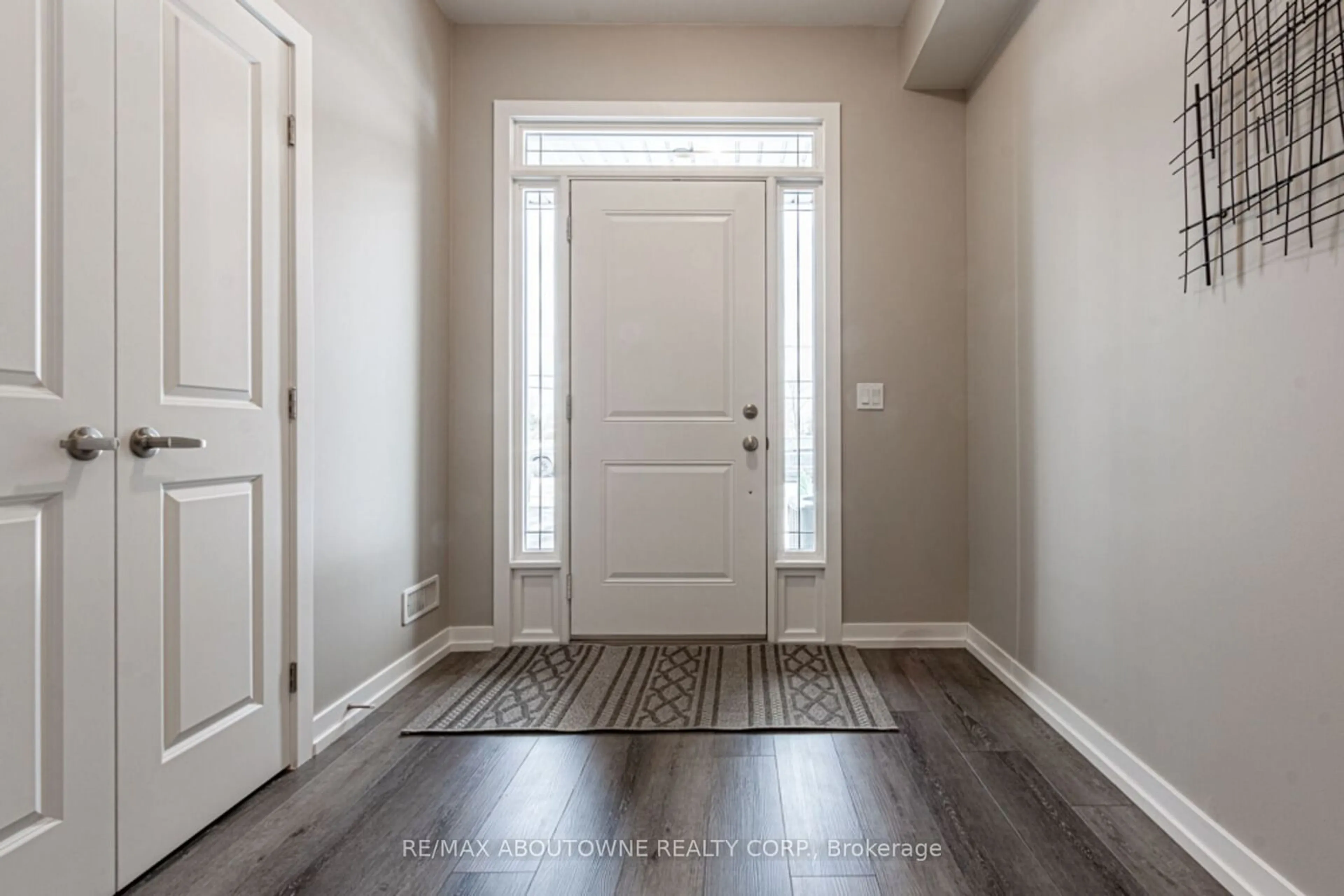 Indoor entryway for 1276 Baseline Rd, Hamilton Ontario L8E 0K6